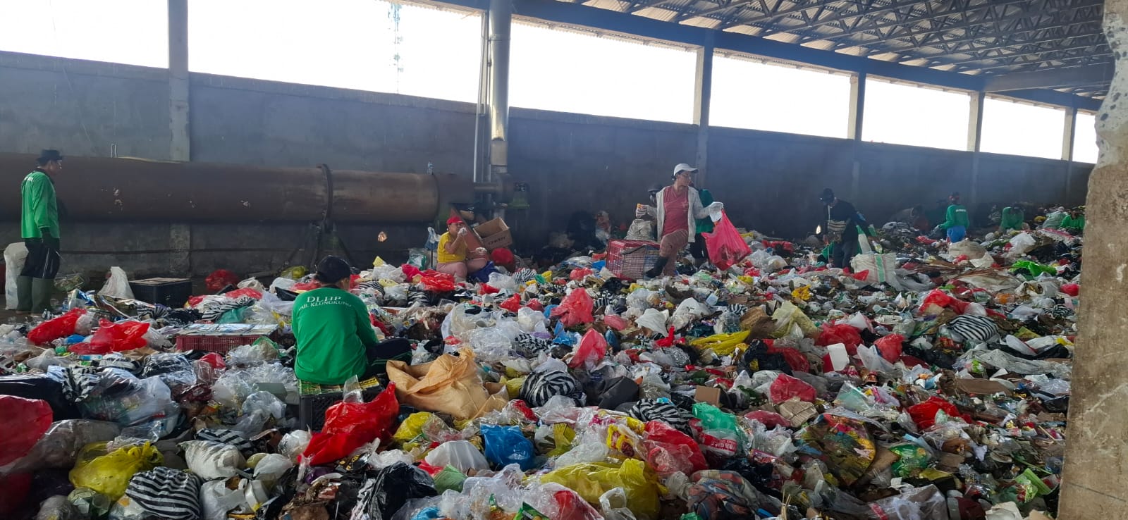 MENUMPUK: Suasana di TOSS Centre Kabupaten Klungkung, Bali.