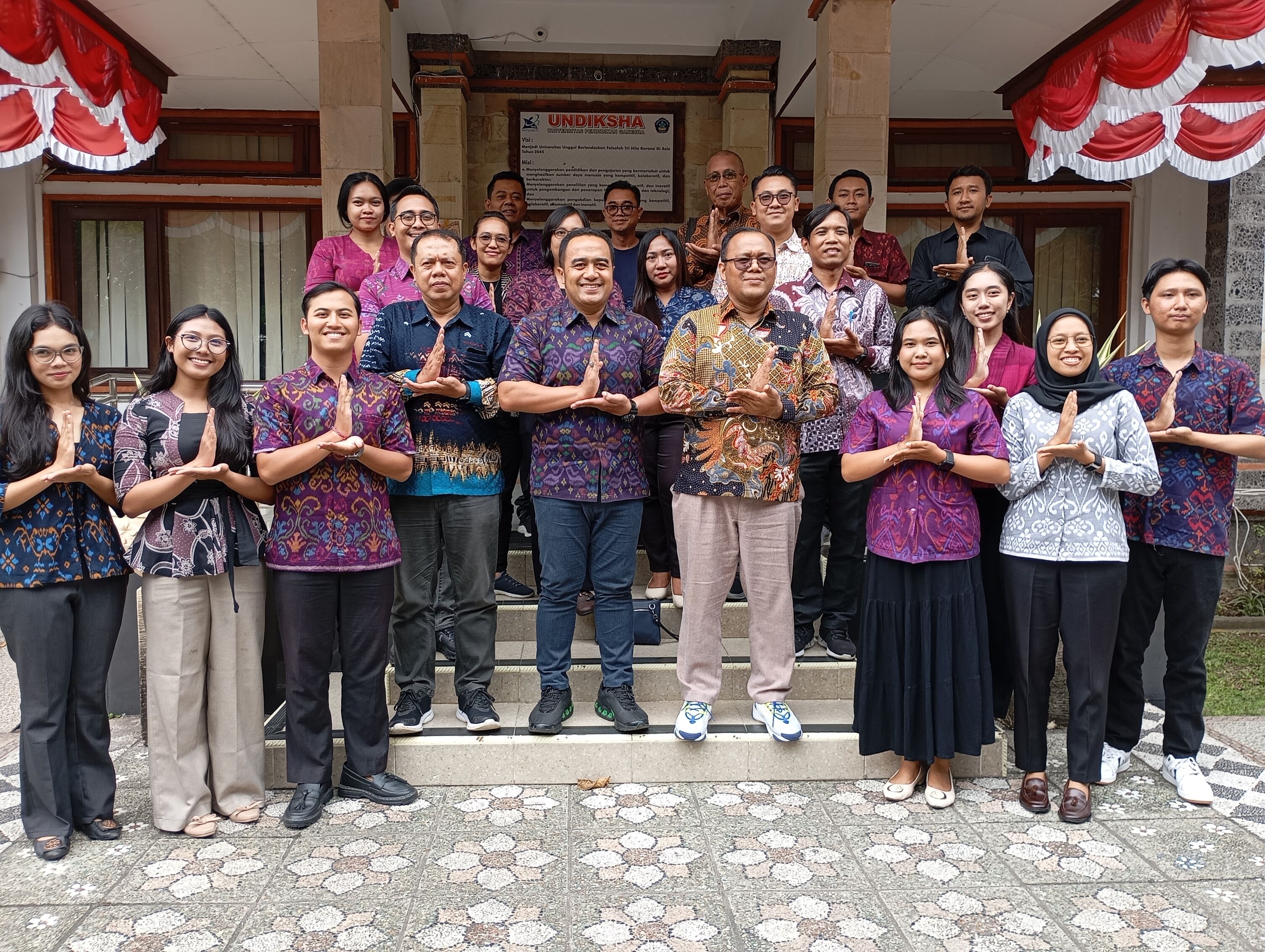 GO INTERNASIONAL: Delegasi dan civitas akademika FIP Undiksha yang akan menuju Australia untuk mengajar Bahasa Indonesia.
