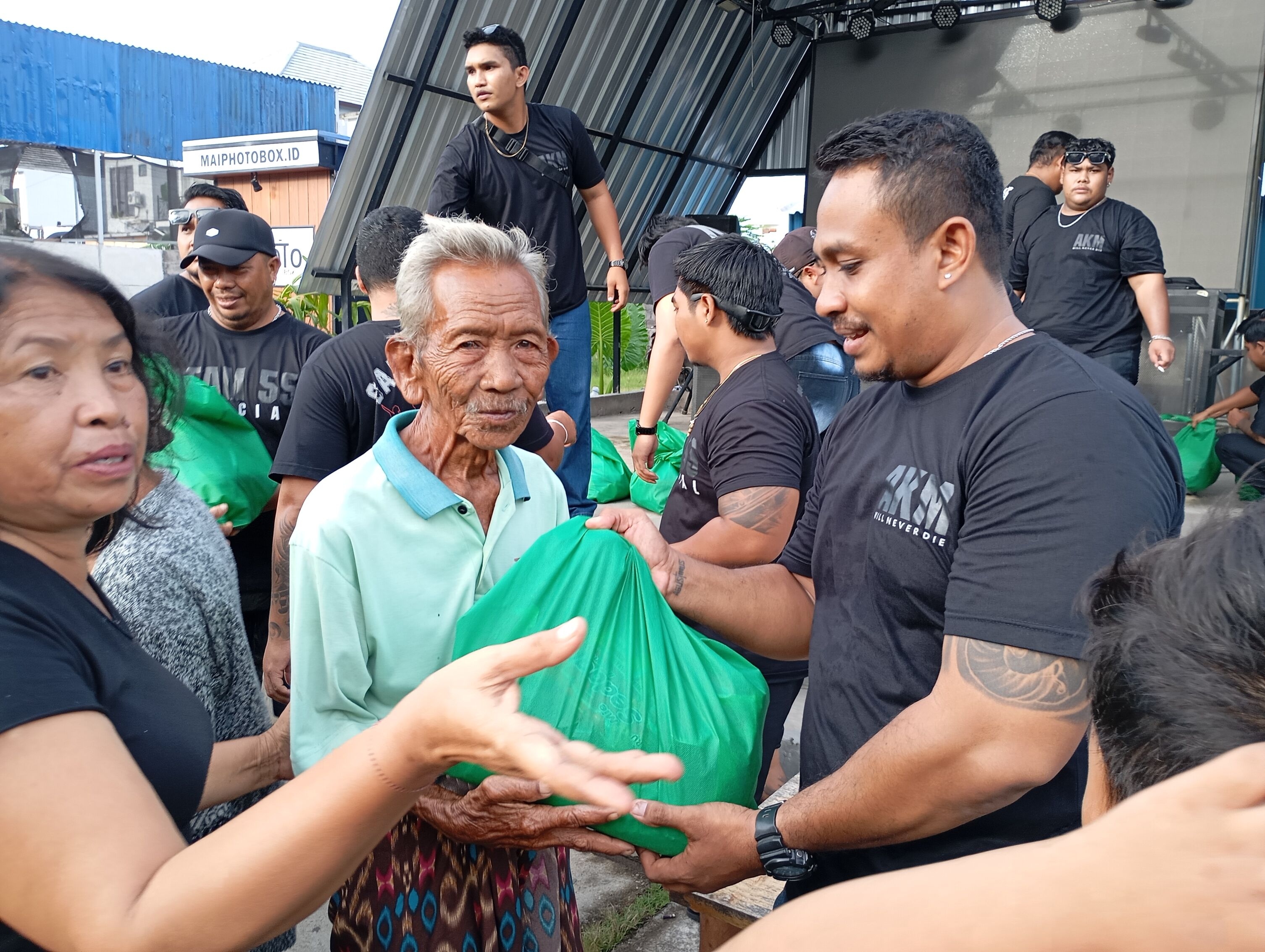 BAGIKAN SEMBAKO: Anak kolong di Kota Singaraja membagikan sembako kepada lansia dan warakawuri di Kabupaten Buleleng, Bali.