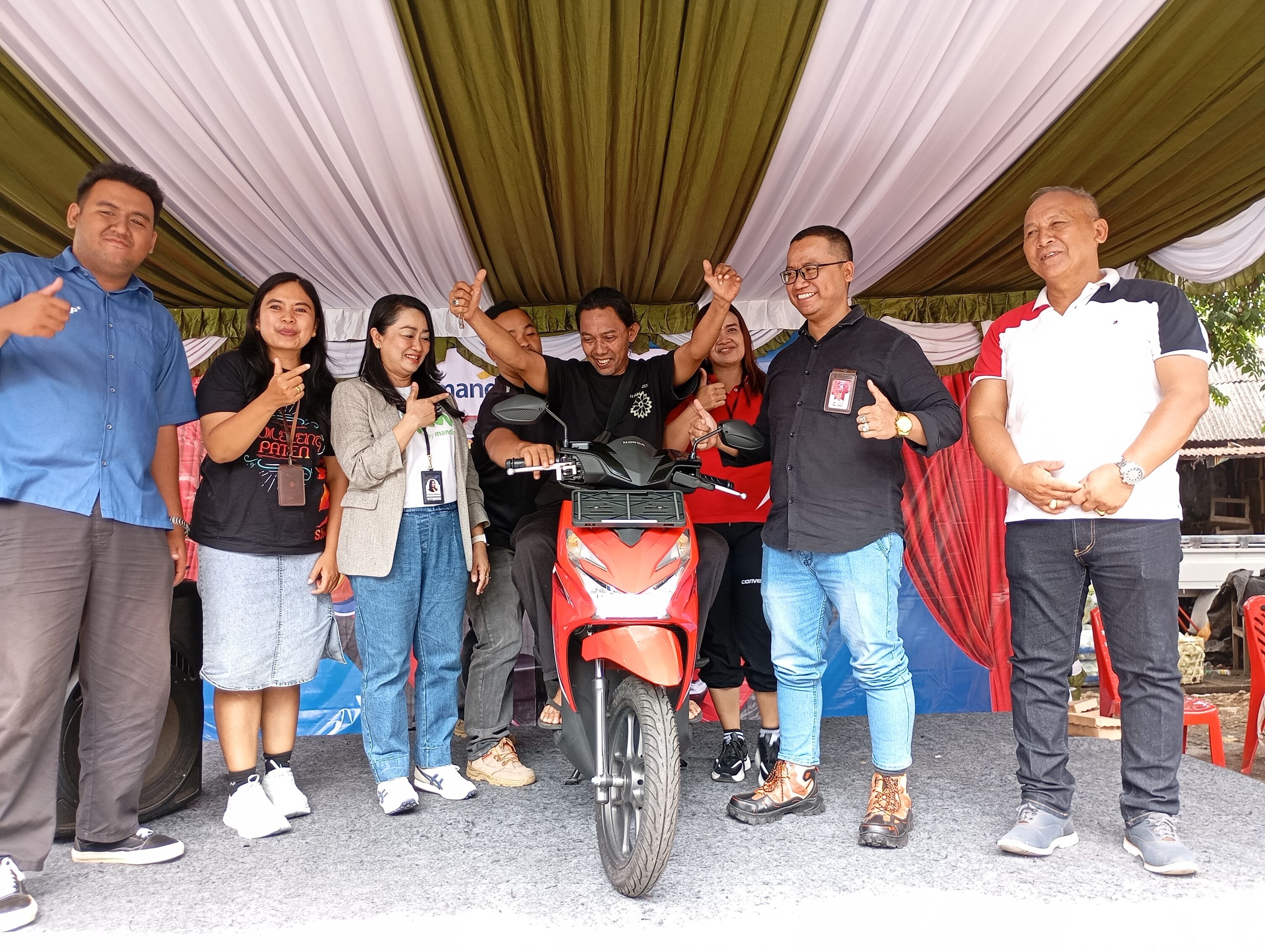 DAPAT SEPEDA MOTOR: Salah satu pedagang di Pasar Seririt mendapat sepeda motor karena tertib membayar iuran.