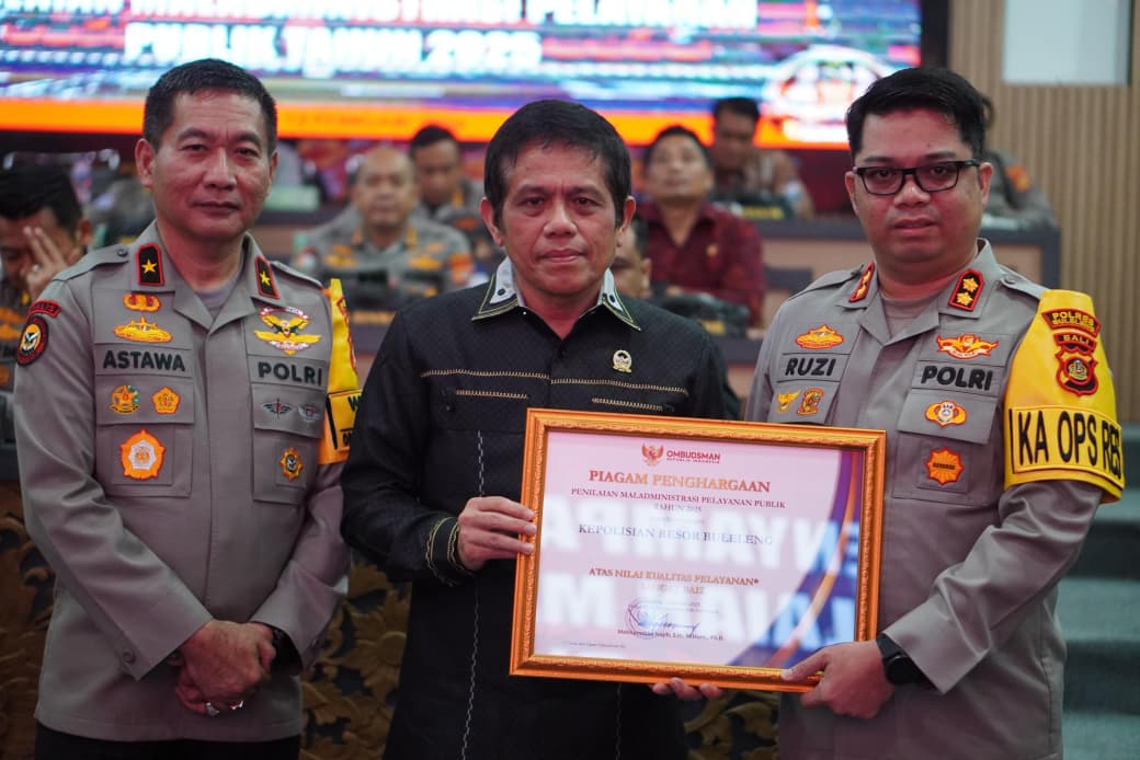 TERIMA PENGHARGAAN: Kapolres Buleleng, AKBP Ruzi Gusman (kanan) menerima penghargaan dari Ombudsman terkait pelayanan publik.