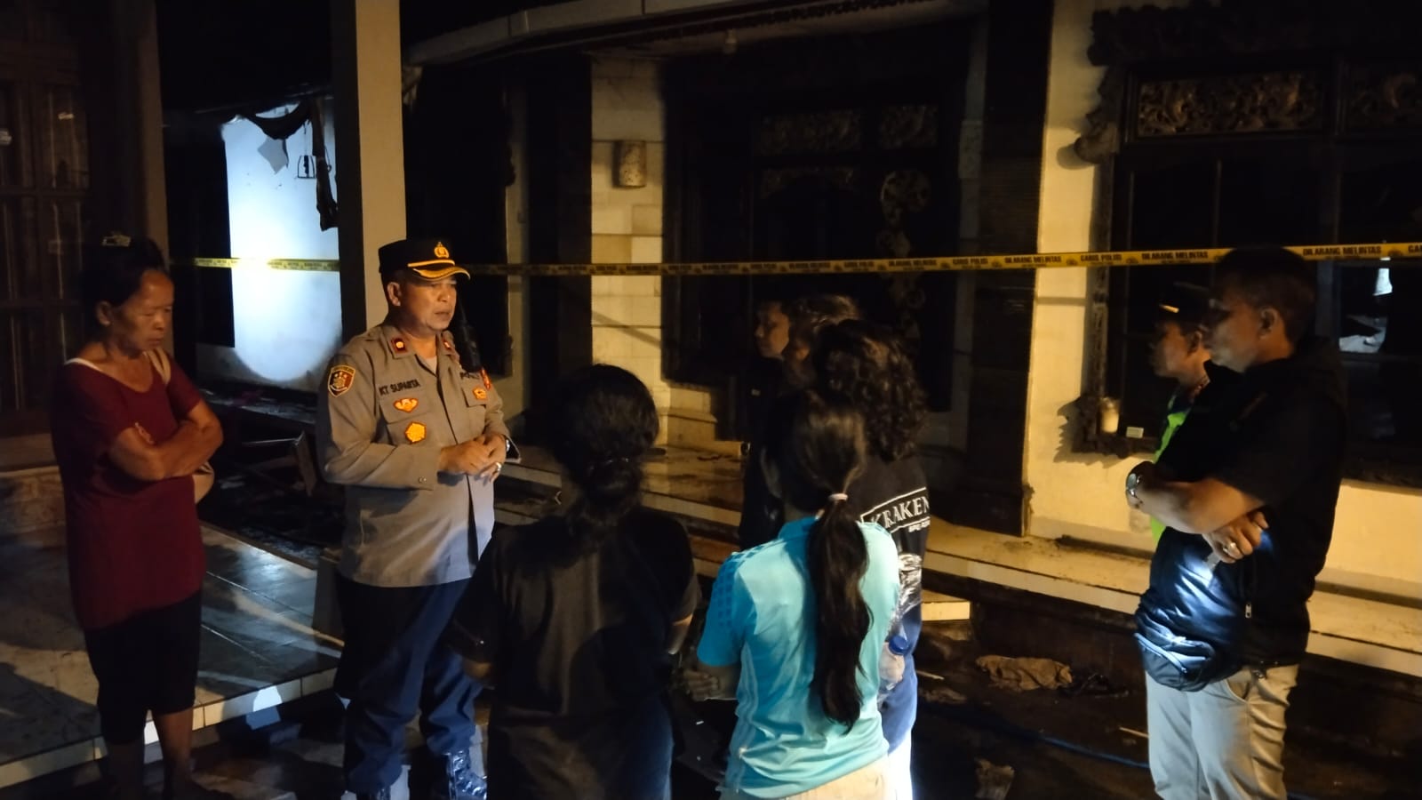 TERBAKAR: Polisi mendatangi salah satu rumah warga yang terbakar di Desa Ringdikit, Kecamatan Seririt.