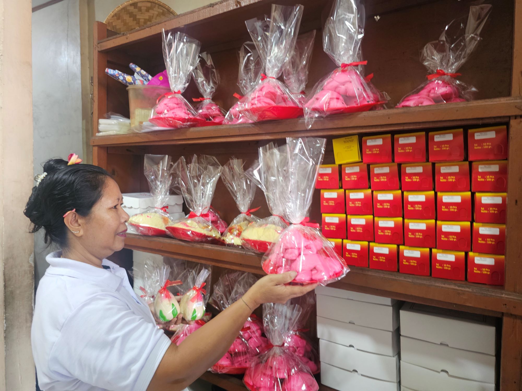 LESU: Pedagang kue Imlek di Denpasar menyebut penjualan tahun ini lesu.
