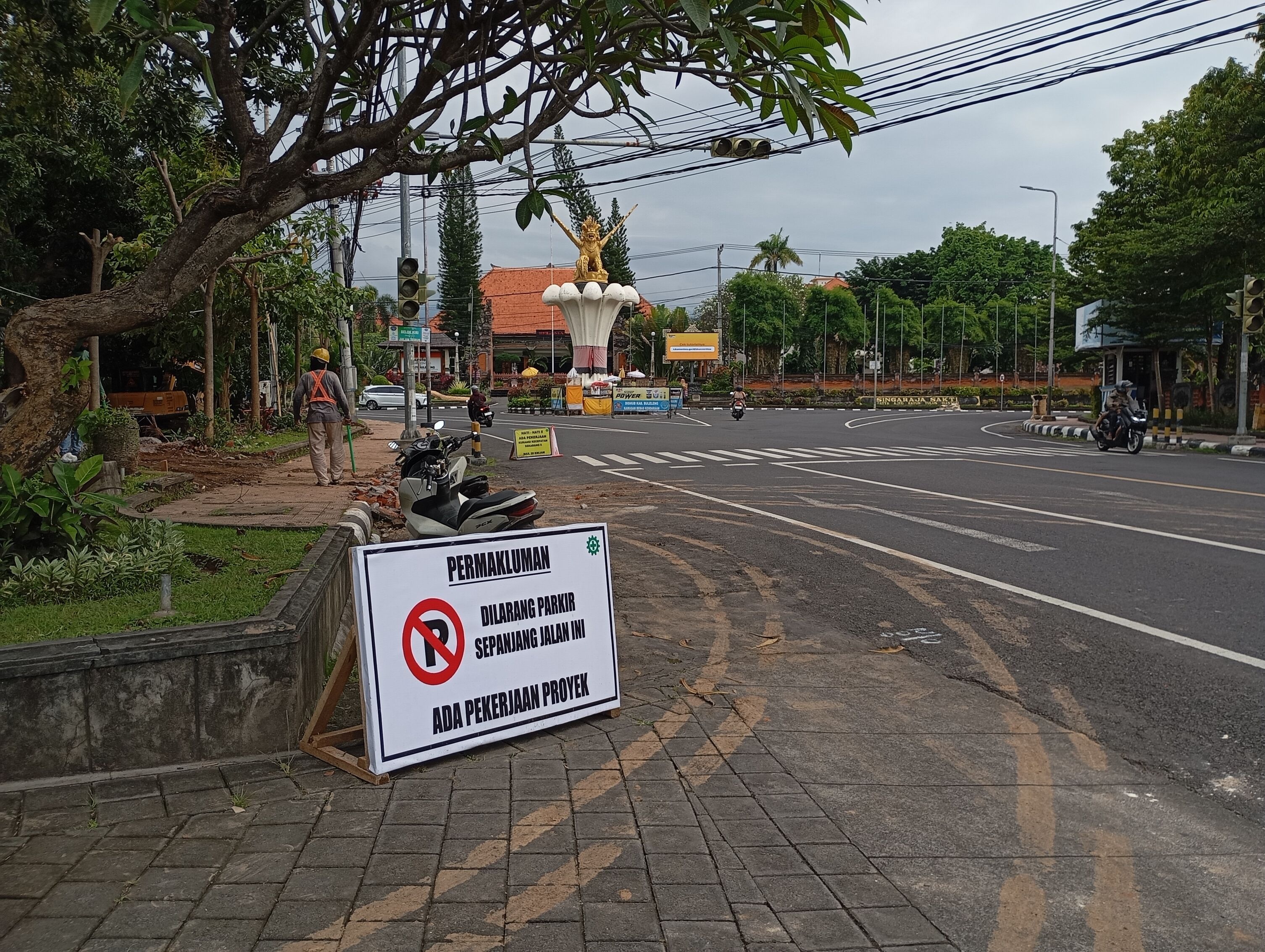 MULAI DIKERJAKAN: Proses pekerjaan proyek di kawasan titik nol Kota Singaraja.