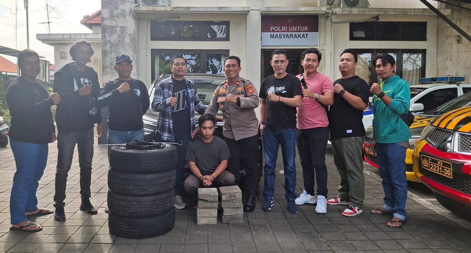 CURI VELG: Pelaku pencurian velg mobil (jongkok). Dia tertangkap dalam waktu kurang dari 24 jam.