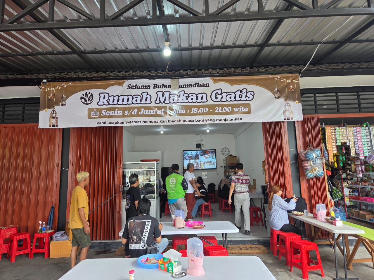 GRATIS!: Suasana rumah makan gratis yang ada di Jalan Mahendradatta, Kecamatan Denpasar Barat, Bali. Rumah makan tersebut menyediakan ratusan porsi makanan gratis tiap hari.
