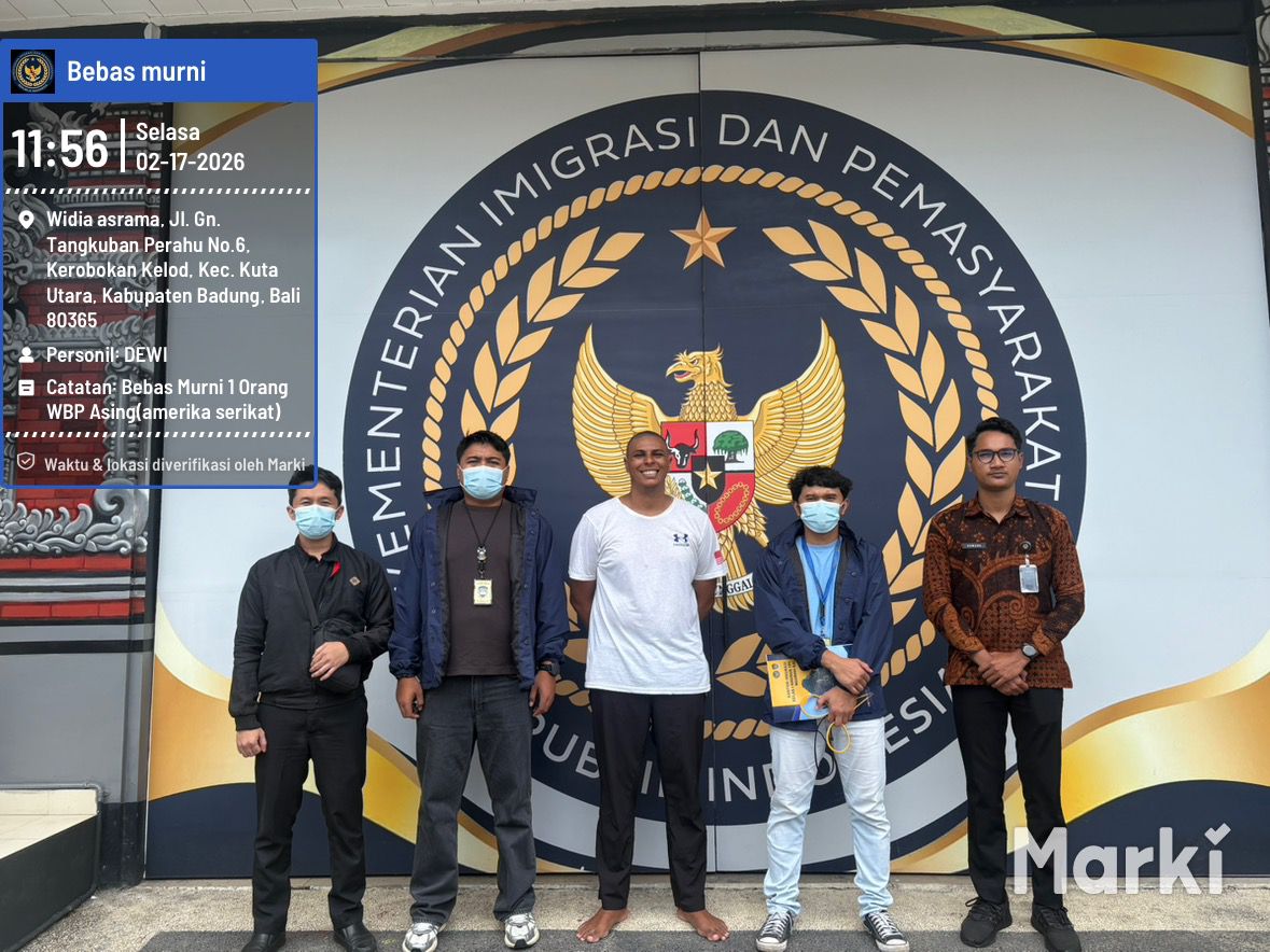 BEBAS: WNA asal Amerika Serikat, Tommy Schaefer (kaos putih) bebas dari Lapas Singaraja.