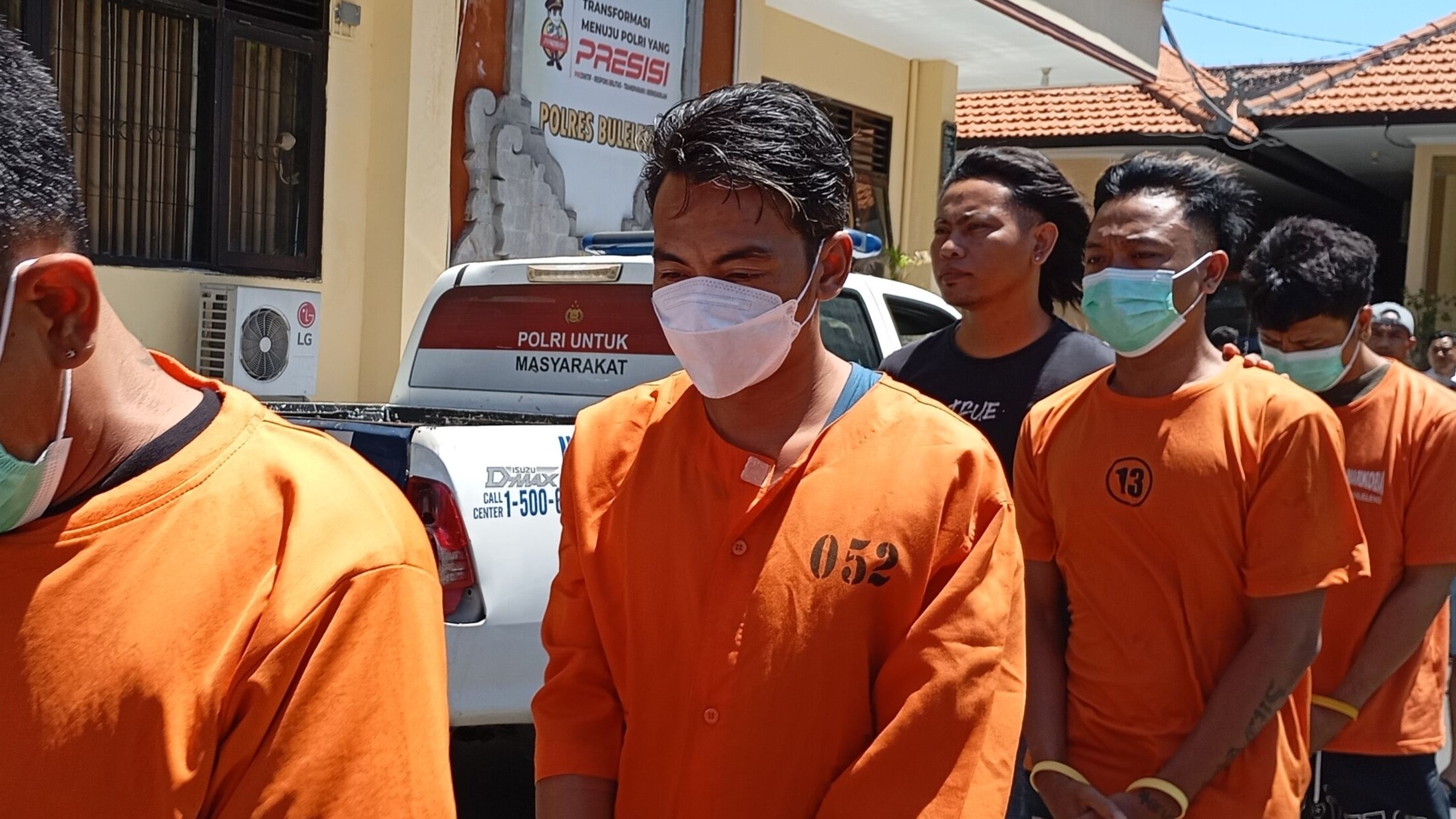 KEMBALI MASUK PENJARA: Gede Arya Bawa alias Arya (depan) kembali menghuni penjara gegara tersangkut kasus kepemilikan narkotika jenis sabu.