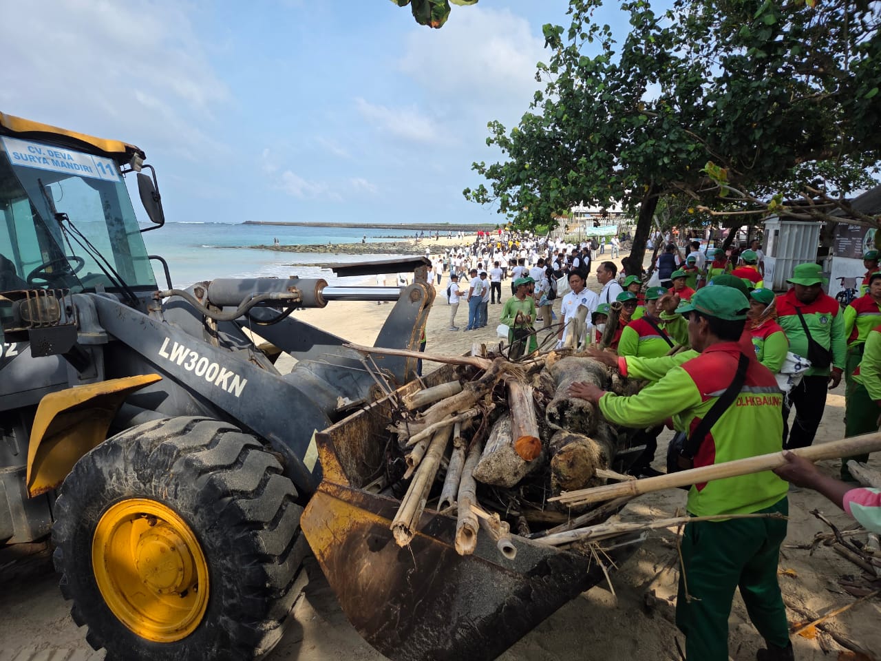 BERSIHKAN SAMPAH: Aksi pembersihan sampai di Pantai Kelan. Di pantai tersebut komunitas menemukan jarum suntik.