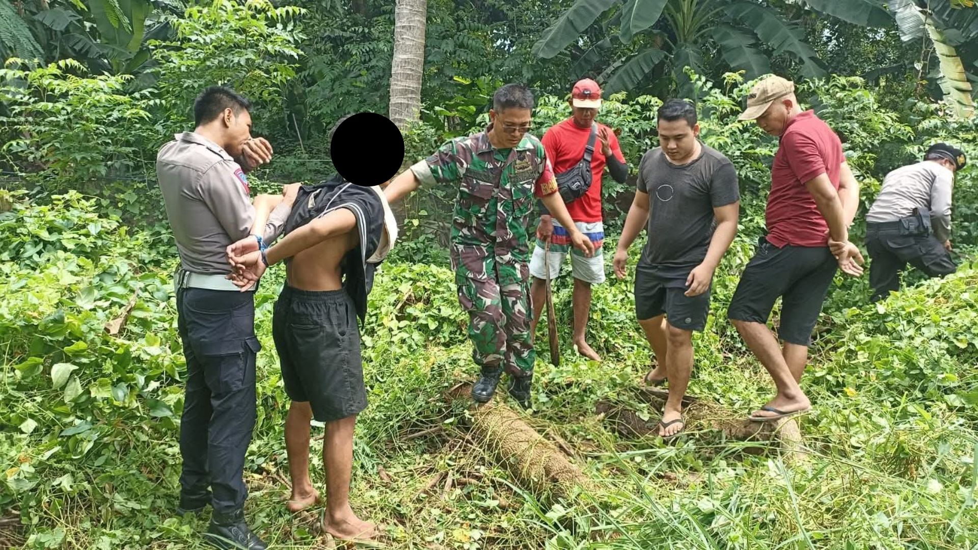 TERTANGKAP BASAH: Warga bersama aparat menangkap seorang remaja yang kepergok mencuri di rumah orang di Desa Sumberkima, Buleleng.