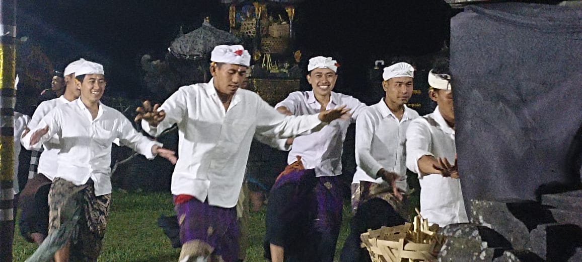 SAKRAL: Tari Pemuput Pujawali yang ditarikan krama di Desa Adat Tambakan, Buleleng. Tarian ini diusulkan menjadi Ekspresi Budaya Tradisional.