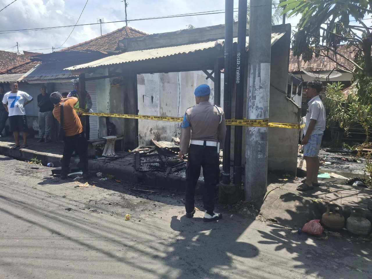 HANGUS: Polisi memasang TKP di lokasi warung yang terbakar di Desa Sangsit, Kabupaten Buleleng, Bali.