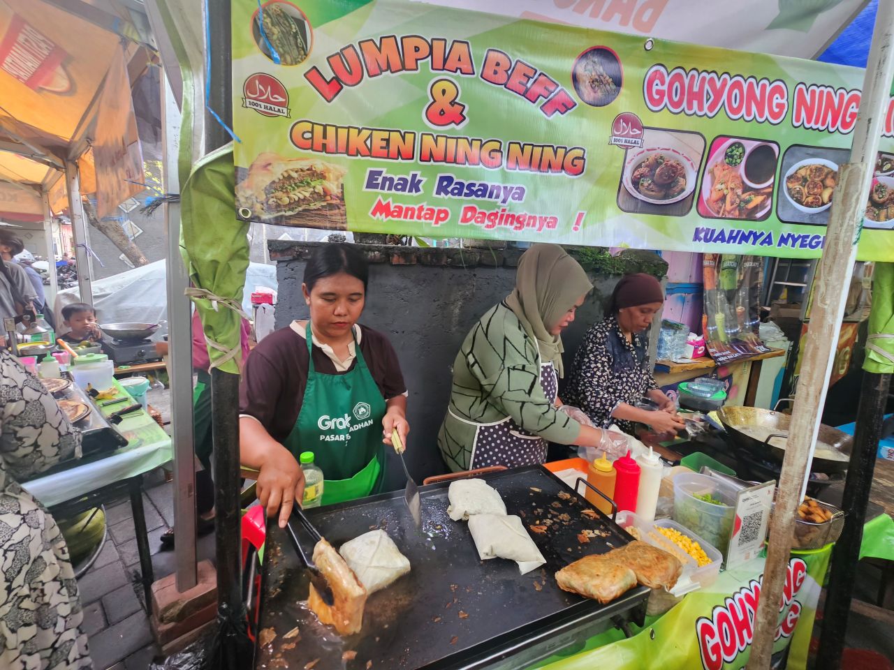 RAMAI: Salah satu lapak penjual lumpia jumbo di Pasar takjil musiman Kampung Jawa Denpasar.