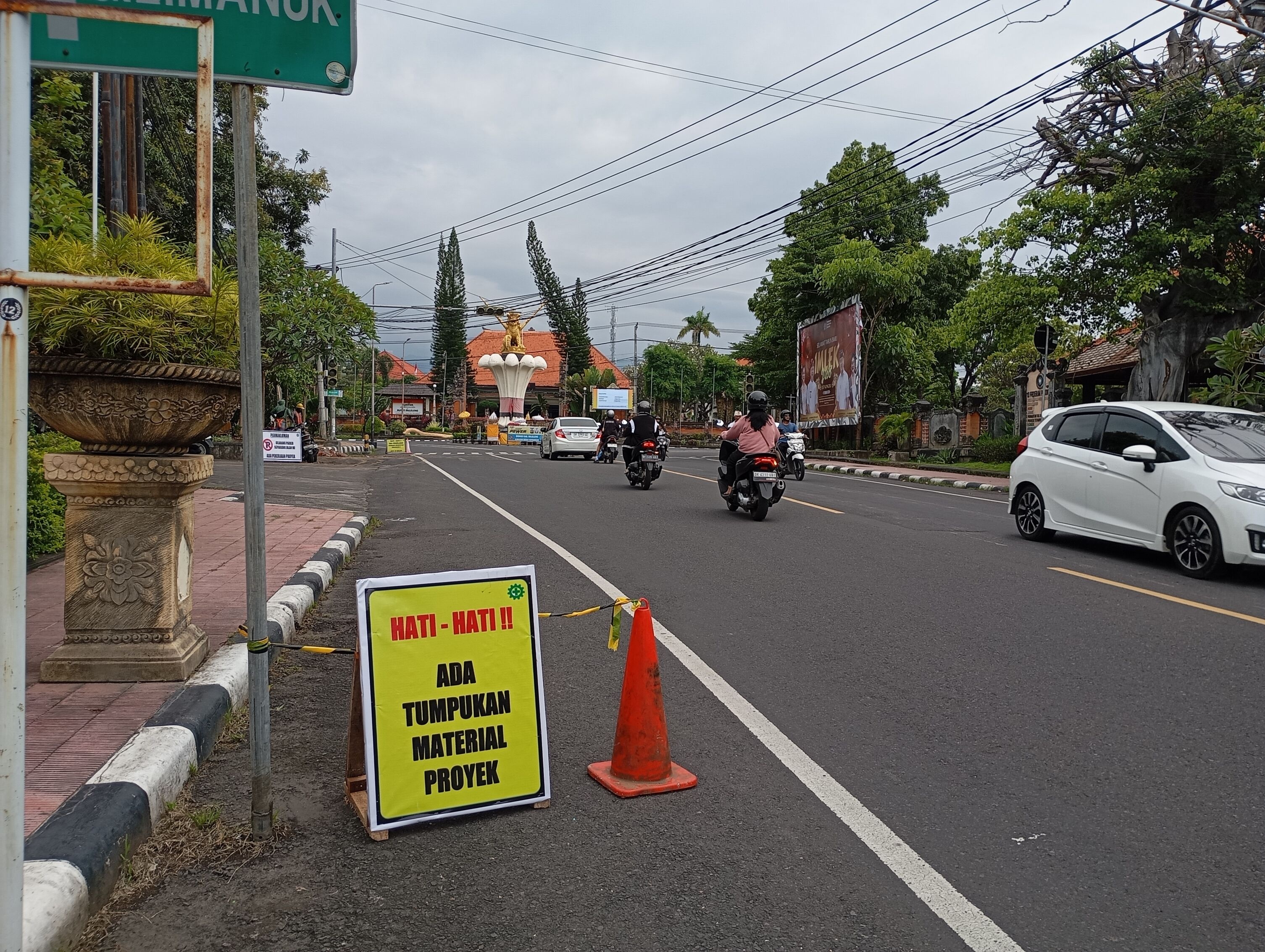 ADA PENGALIHAN: Suasana di sekitar Tugu Singa Ambara Raja. Arus kendaraan material dan tonase besar, akan dialihkan melalui Jalan Gajah Mada.