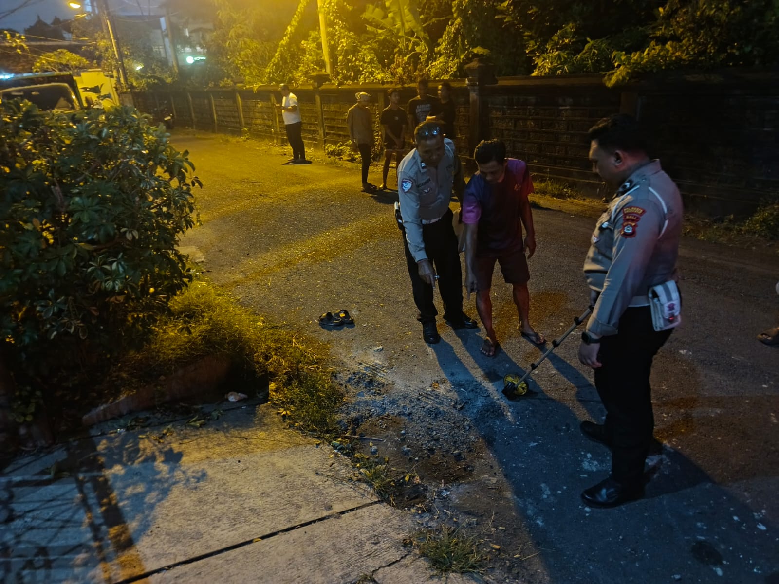 OLAH TKP: Polisi melakukan olah TKP di lokasi truk sampah yang menabrak seorang bocah di Denpasar, Bali.