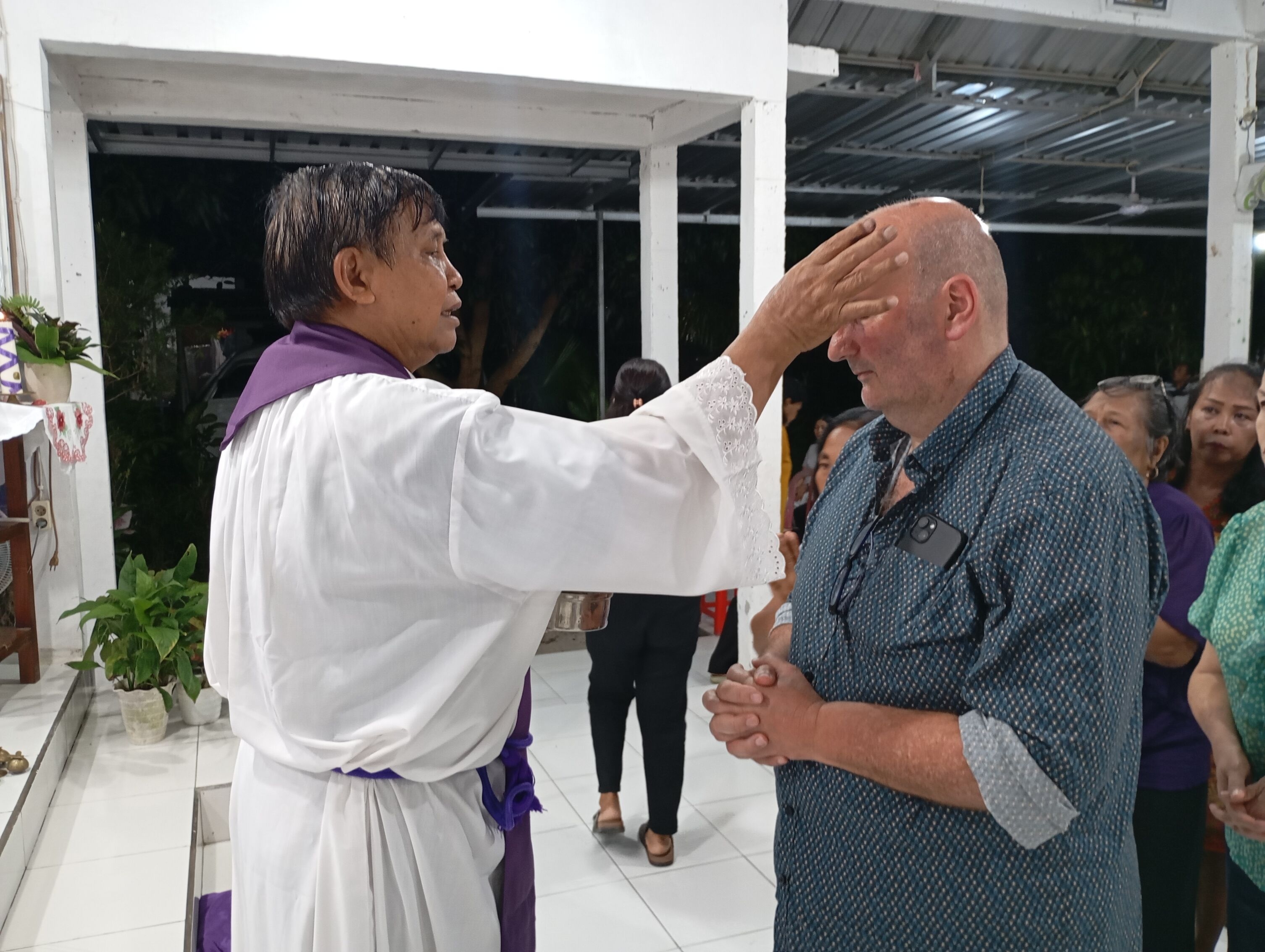 RABU ABU: Pelayanan kepada umat Katolik di Gereja Katolik Kelompok Doa Maria Dolorosa.
