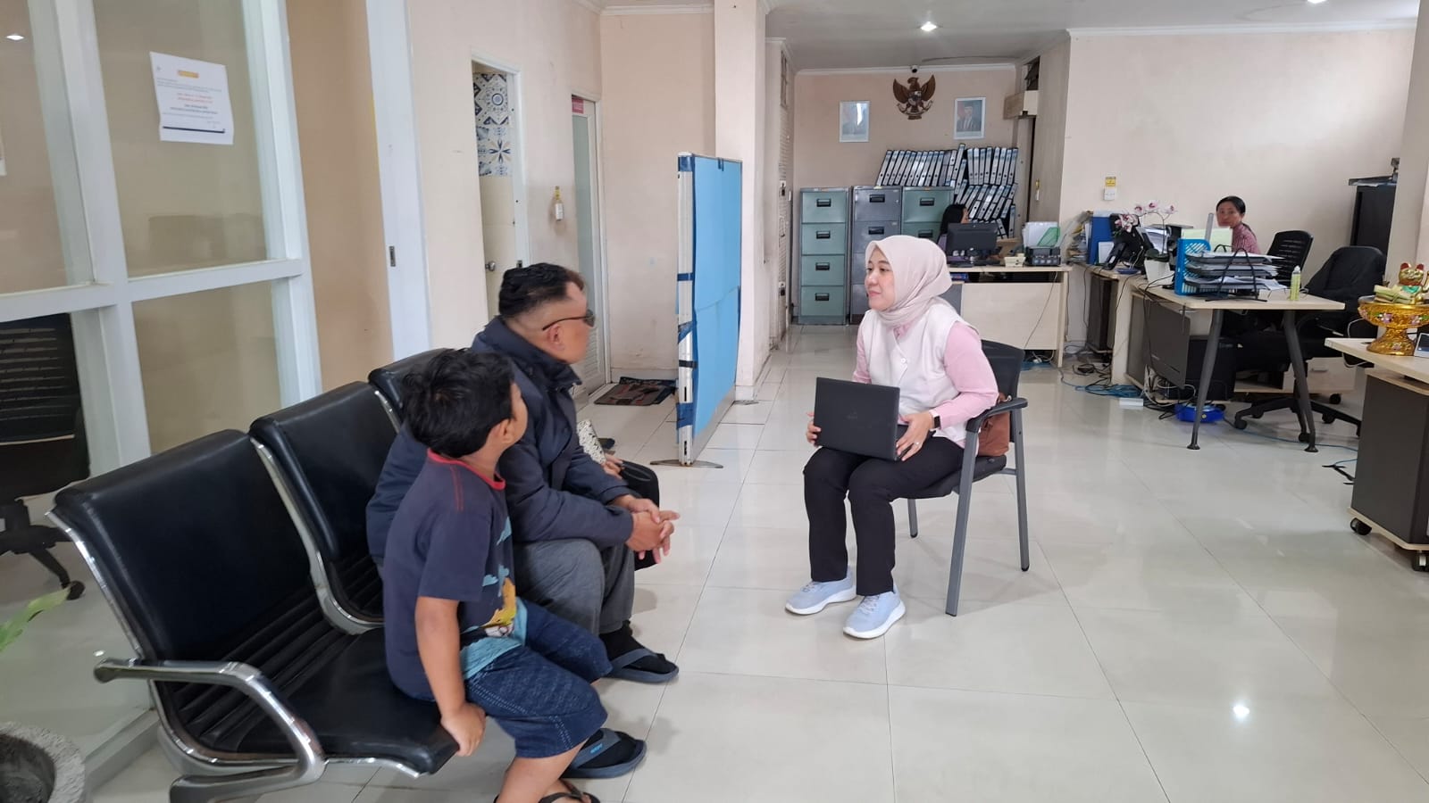 MINTA PENJELASAN: Nasabah mendatangi BPR Kamadana meminta kejelasan soal dana simpanan dan deposito di bank tersebut.