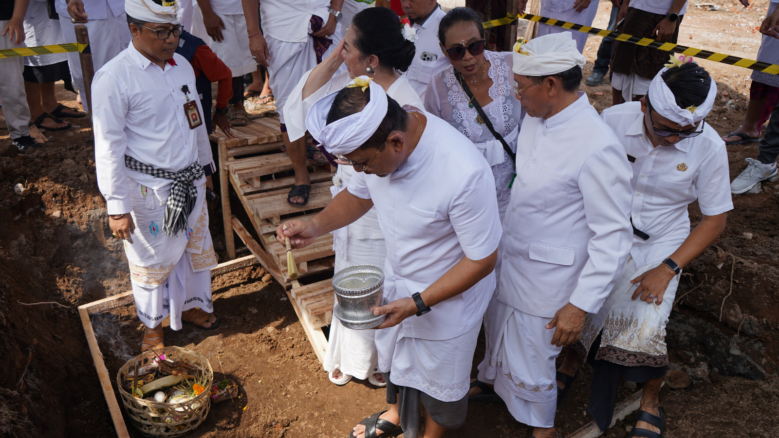 NGERUAK: Proses ngeruak penataan titik nol Kota Singaraja.