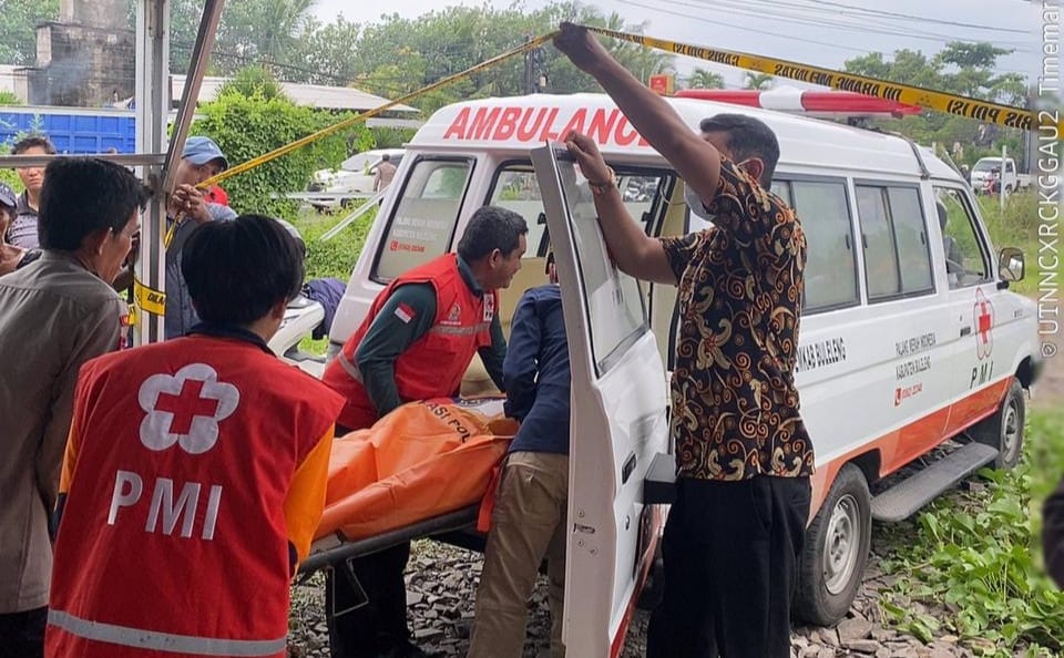 EVAKUASI: Petugas PMI Buleleng mengevakuasi jenazah buruh proyek di Desa Kaliasem.