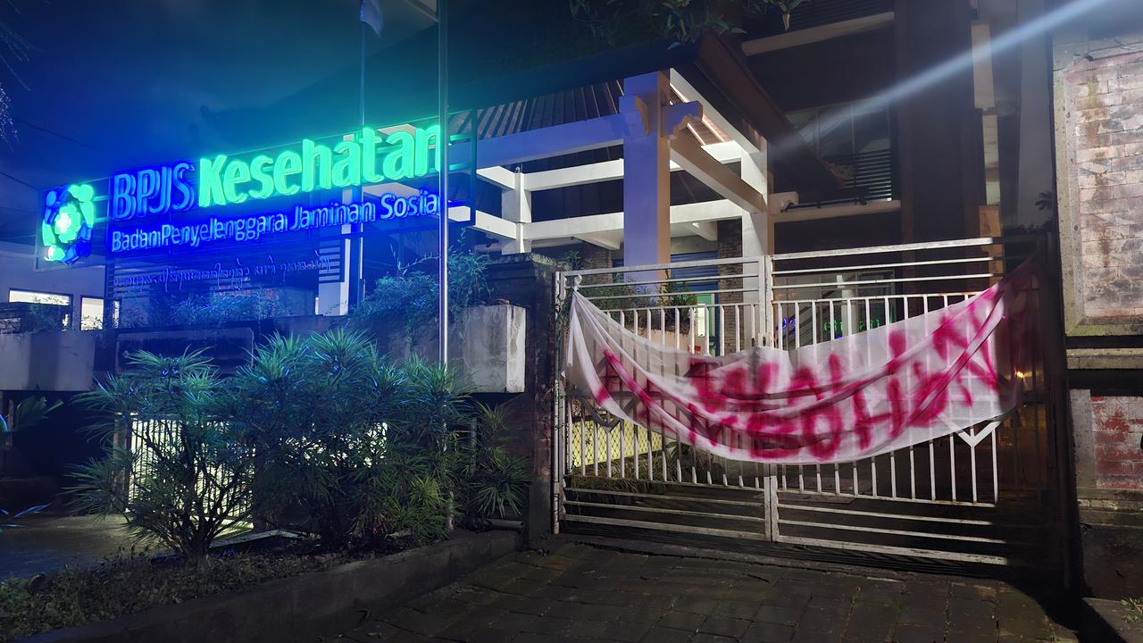 SASARAN TEROR: Suasana di Kantor BPJS Kesehatan Denpasar. Kantor tersebut mendadak diteror sekelompok orang tak dikenal.