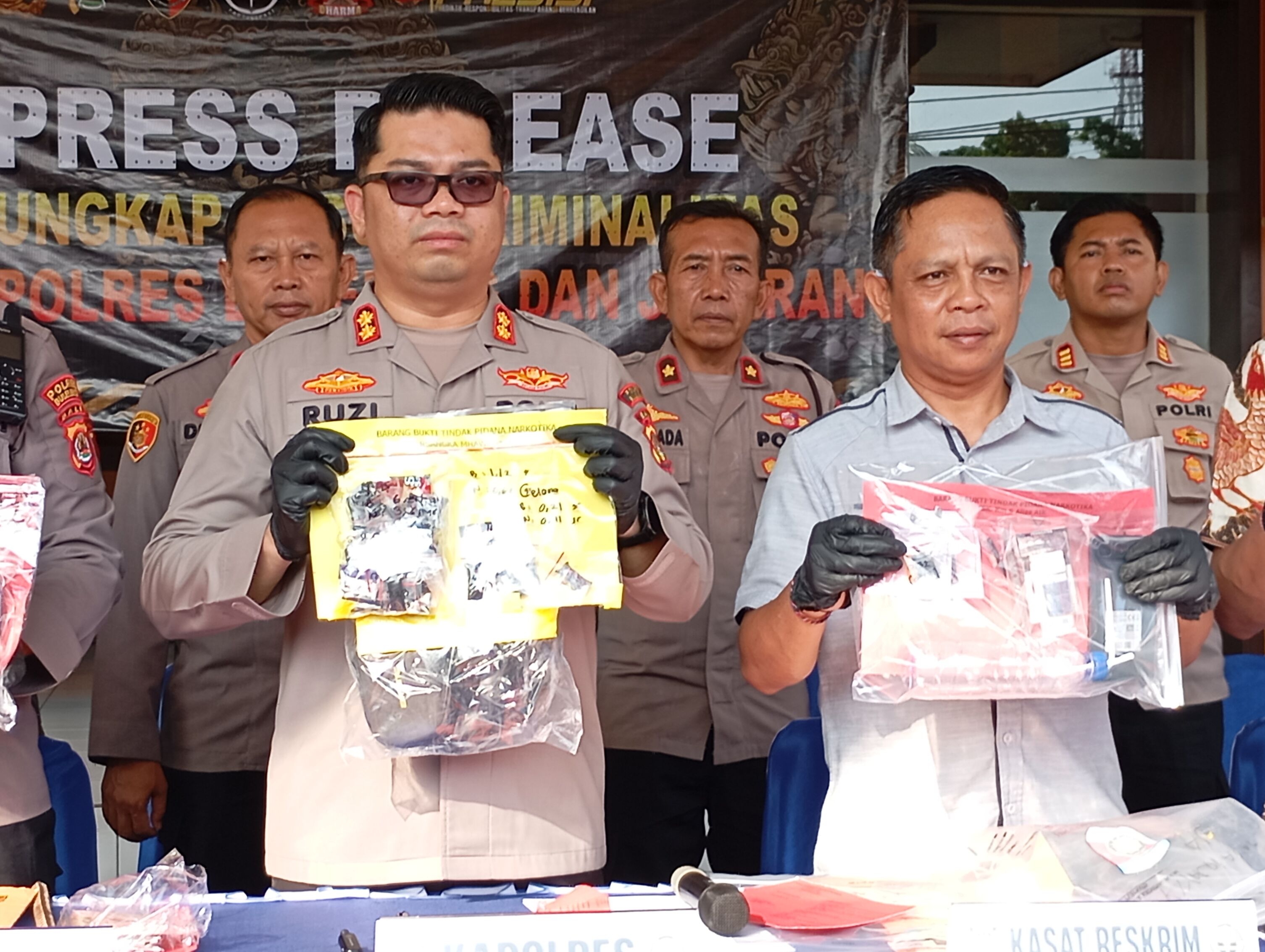 TUNJUKKAN BARANG BUKTI: Kapolres Buleleng, AKBP Ruzi Gusman (kiri) bersama Kasat Reserse Narkoba Polres Buleleng, AKP Edy Sukaryawan (kanan) menunjukkan barang bukti narkoba.