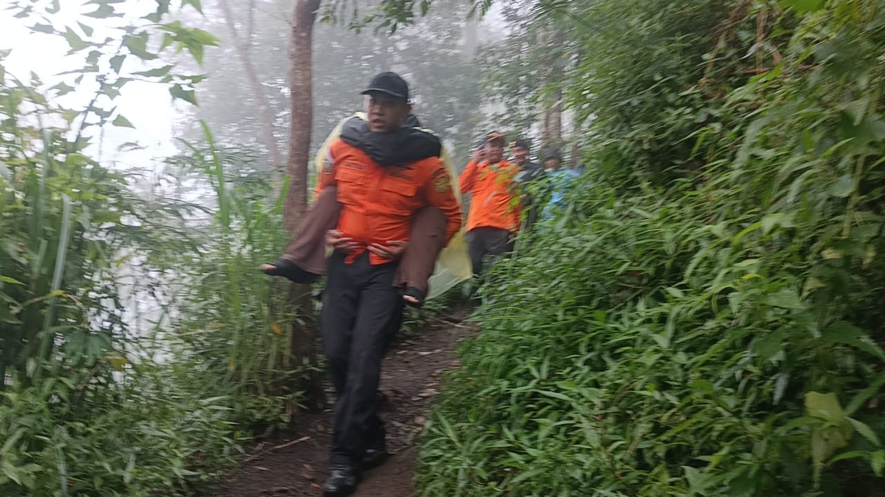 EVAKUASI: Personel Pos SAR Karangasem melakukan evakuasi terhadap pendaki yang mengalami hipotermia saat turun dari Gunung Abang.