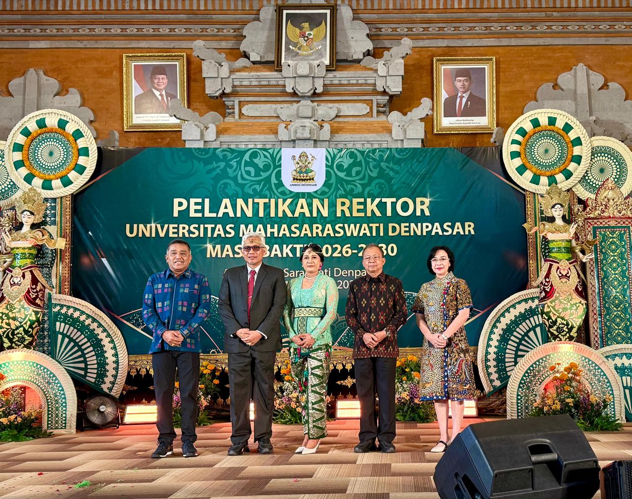 BERI DUKUNGAN: Gubernur Bali, Wayan Koster (dua dari kanan) berfoto bersama Rektor Universitas Mahasaraswati (Unmas) Denpasar, I Ketut Sukewati Lanang Putra Perbawa (dua dari kiri).