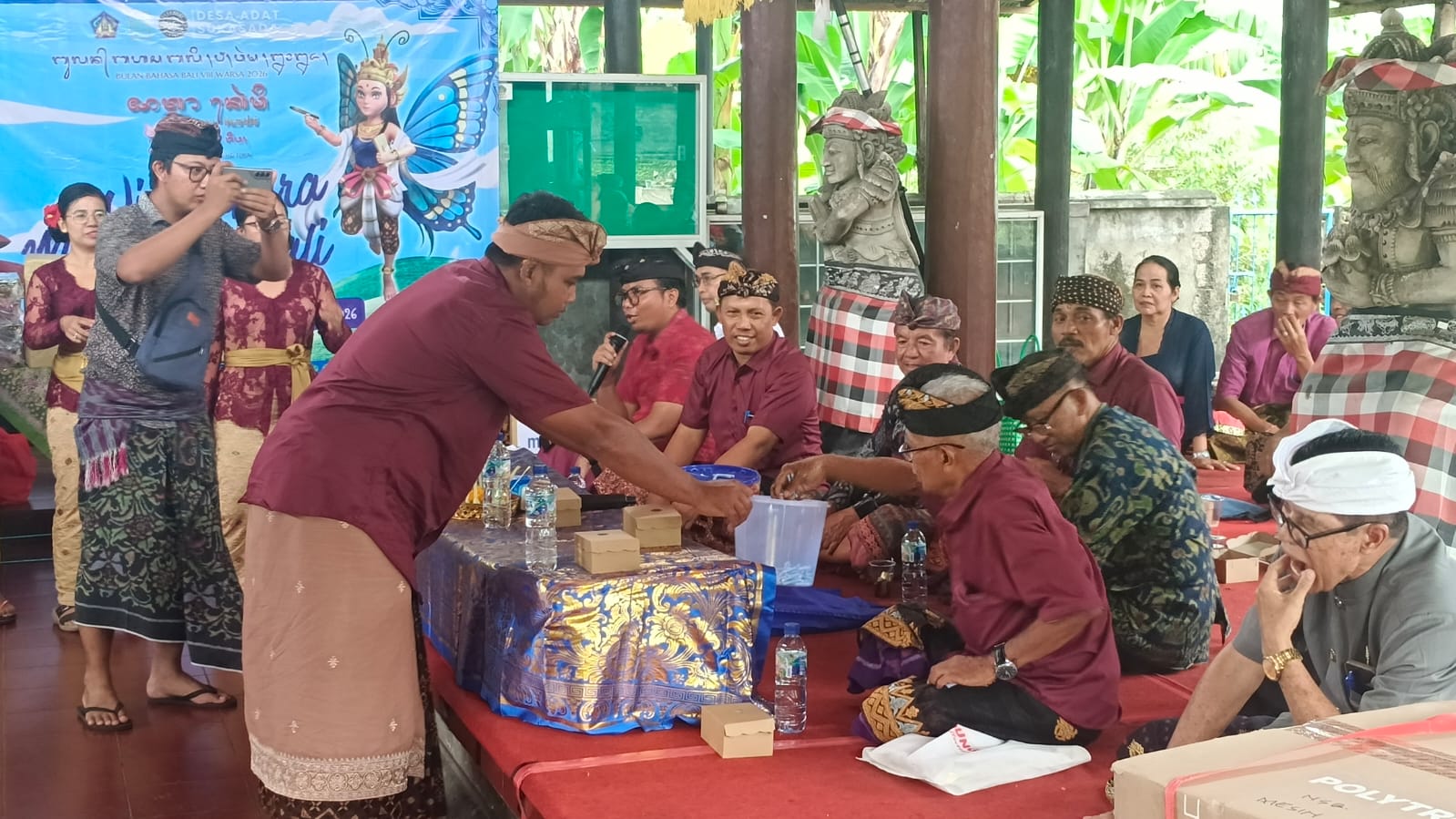 PARUMAN: Suasana paruman agung di Desa Adat Sukasada.