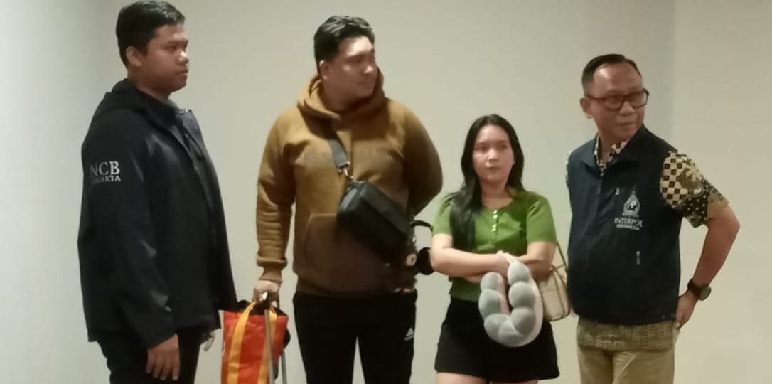 PERDAGANGAN ORANG: Dua WNI bernama Rifaldo Aquino Pontoh (dua dari kiri) dan Devianne Olivia Ratag (dua dari kanan) ditangkap di Bandara Ngurah Rai karena diduga terlibat sindikat perdagangan orang.