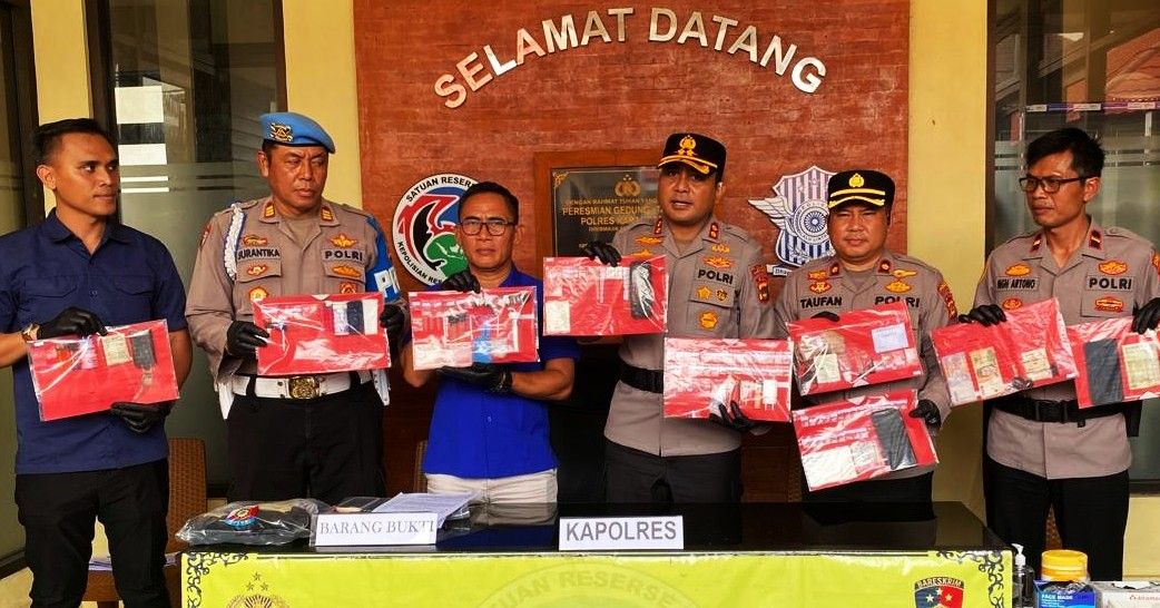 KASUS NARKOBA: Kapolres Buleleng, AKBP I Made Santika (tiga dari kanan) menunjukkan barang bukti kasus narkoba.