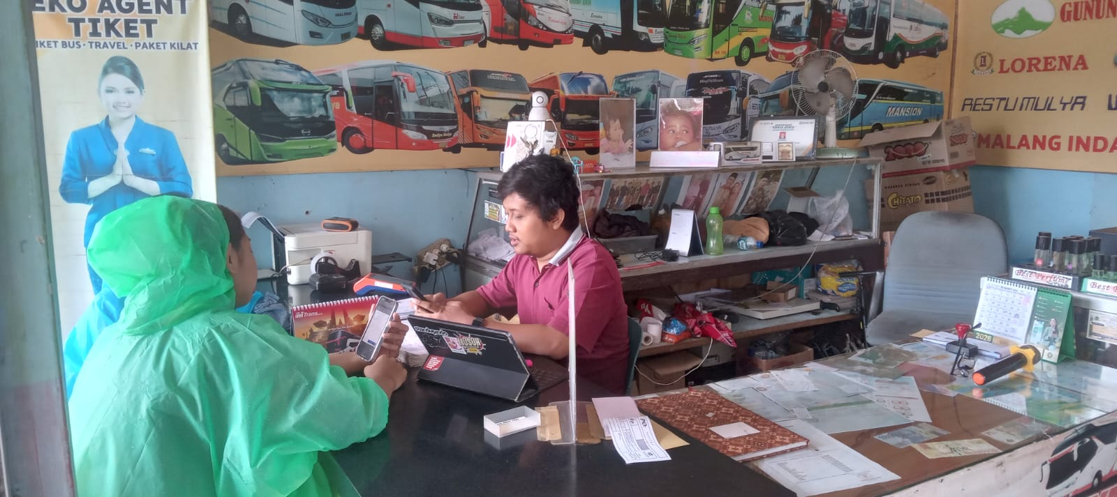 LARIS MANIS: Suasana di salah satu outlet penjualan tiket di Terminal Pesiapan, Bali.