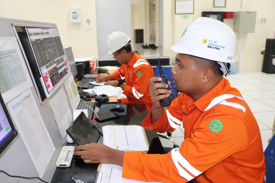 KOORDINASI: Petugas PLN melakukan koordinasi setelah muncul laporan listrik padam secara bersamaan di sejumlah wilayah di Bali.