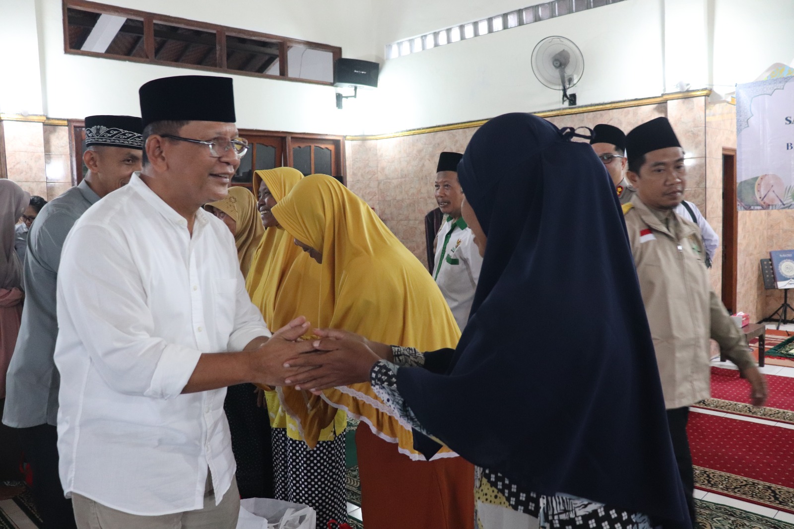 SAFARI RAMADAN: Bupati Buleleng, I Nyoman Sutjidra menyerahkan bantuan paket sembako kepada umat muslim serangkaian bulan ramadan.