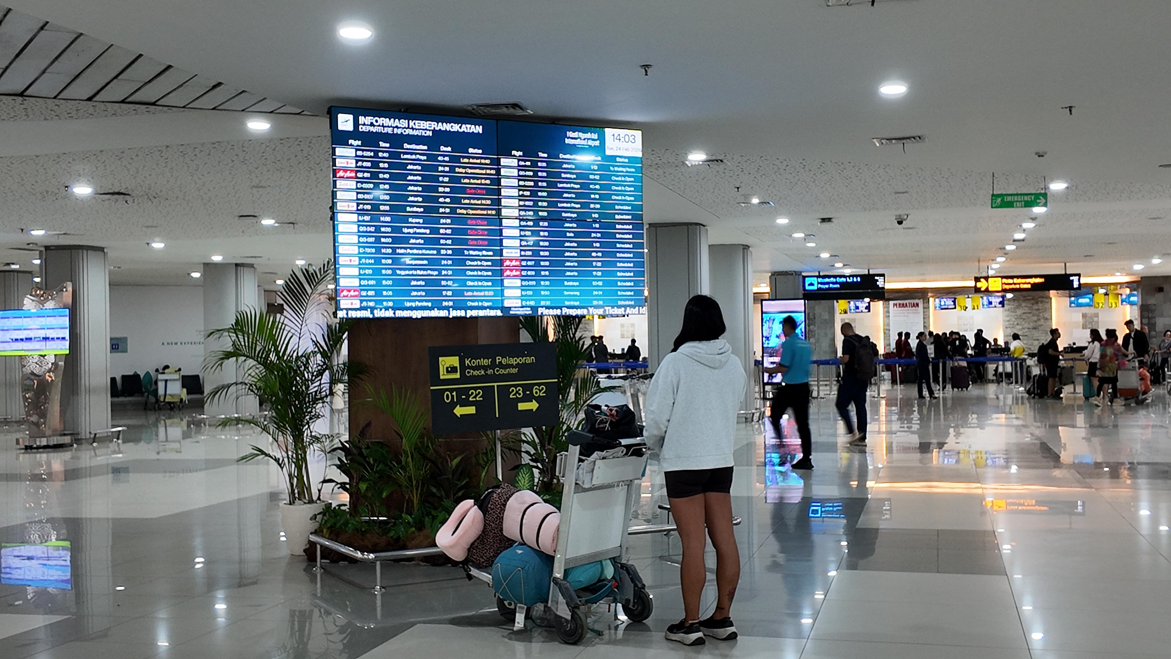 PANTAU PENERBANGAN: Suasana di Terminal Keberangkatan Domestik Bandara Ngurah Rai.