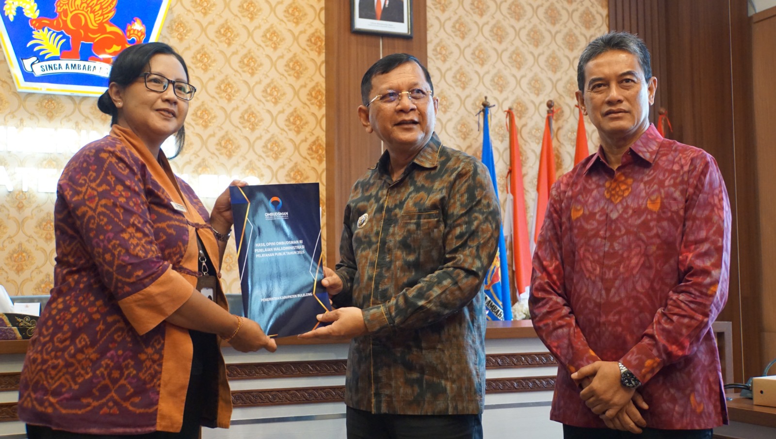 SERAHKAN PENILAIAN: Kepala Perwakilan Ombudsman RI Provinsi Bali, Ni Nyoman Sri Widhiyanti (kiri) menyerahkan hasil penilaian kinerja layanan publik di Pemkab Buleleng.