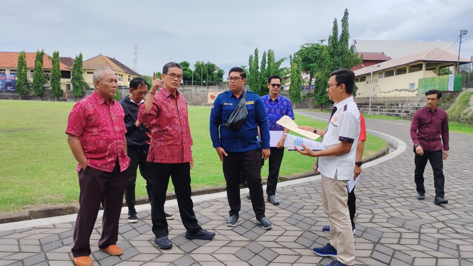 CEK VENUE: Wakil Bupati Buleleng yang juga Ketua Umum KONI Buleleng, Gede Supriatna saat mengecek venue olahraga di GOR Bhuwana Patra Singaraja.