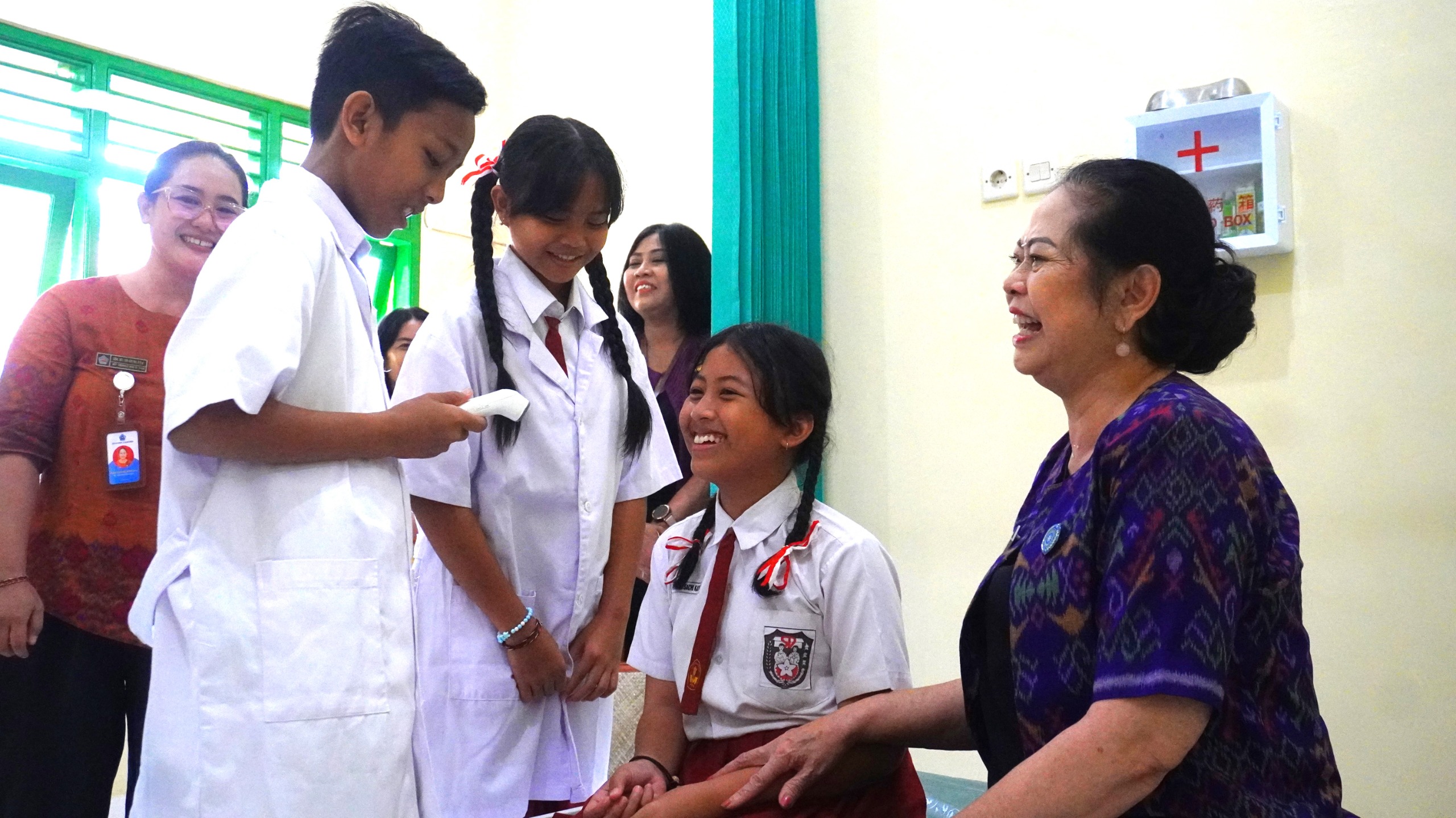 BERI PEMBINAAN: Ketua Tim Penggerak PKK Buleleng, Ny. Wardhany Sutjidra (kanan) saat bertemu dengan dokter cilik di UKS SDN 2 Liligundi.