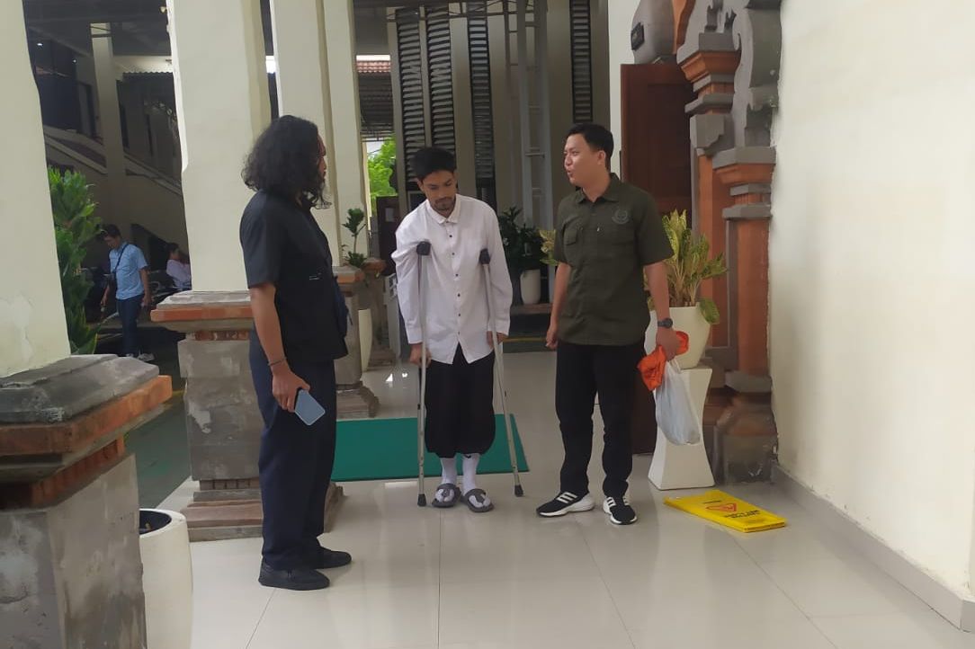 JALANI SIDANG: Warga Negara Asing (WNA) Belanda, Rashim Abdoelrazak (baju putih) saat menjalani persidangan di Pengadilan Negeri Denpasar. Dia terseret kasus kepemilikan ganja.