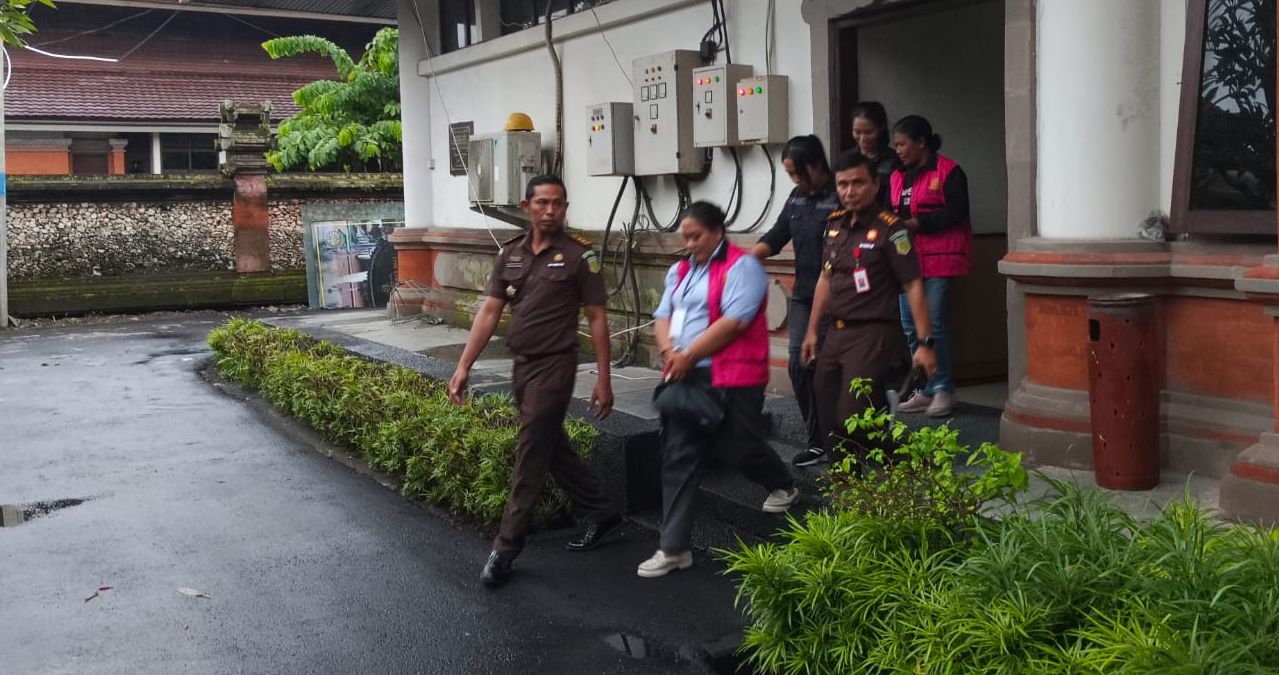 DITAHAN: Para tersangka korupsi KUR dibawa menuju tahanan oleh jaksa Kejati Bali, Selasa (24/2/2026).