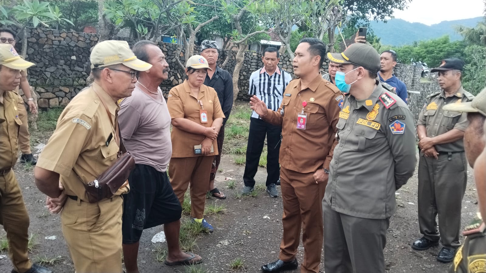 TUTUP: Polisi Pamong Praja Buleleng menutup TPA liar di Desa Pangkungparuk.