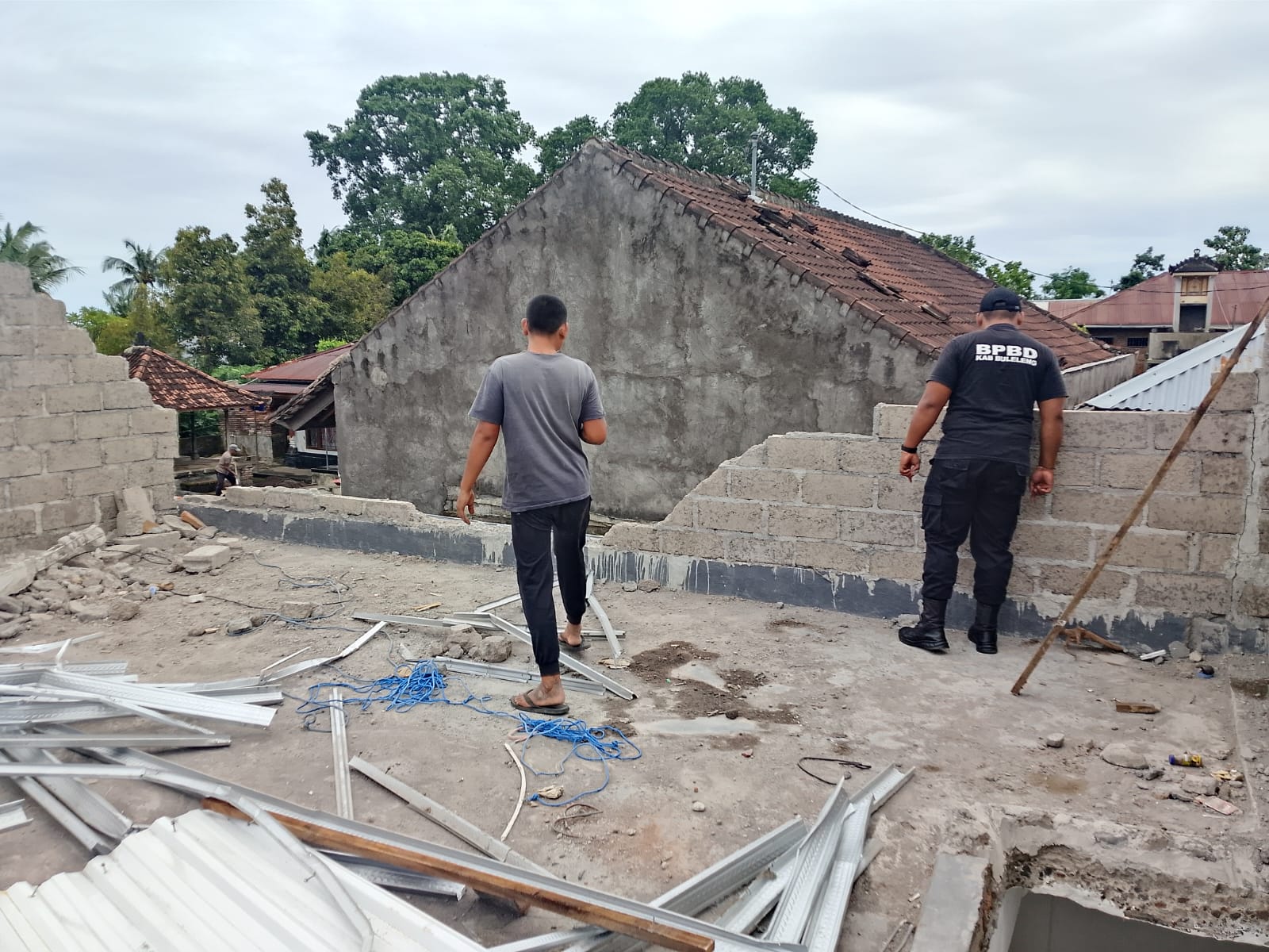 HILANG: BPBD Buleleng mendatangi sebuah rumah di Desa Panji, Buleleng, yang mengalami kerusakan akibat angin kencang. Atap rumah hilang diterbangkan angin.