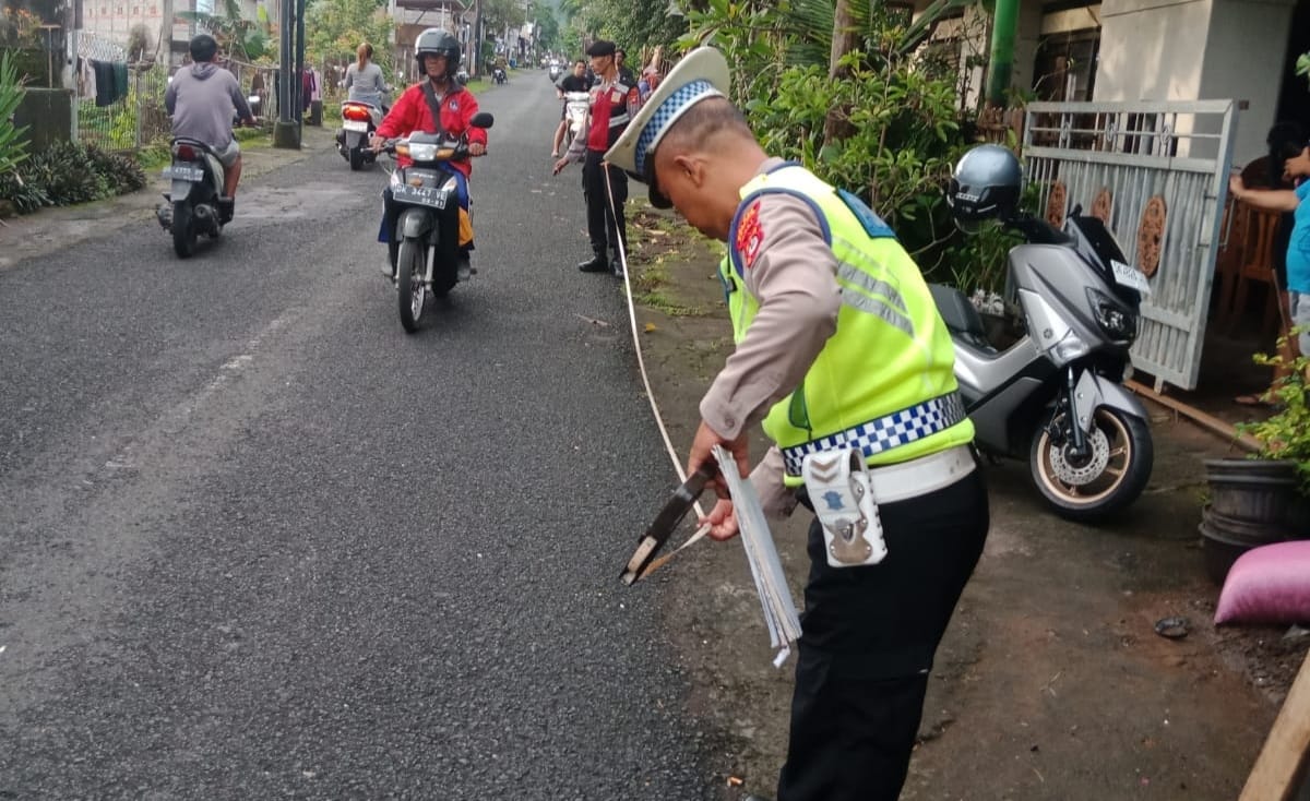 OLAH TKP: Polisi melakukan olah TKP kecelakaan lalu lintas di Jalan Raya Singaraja-Sudaji.