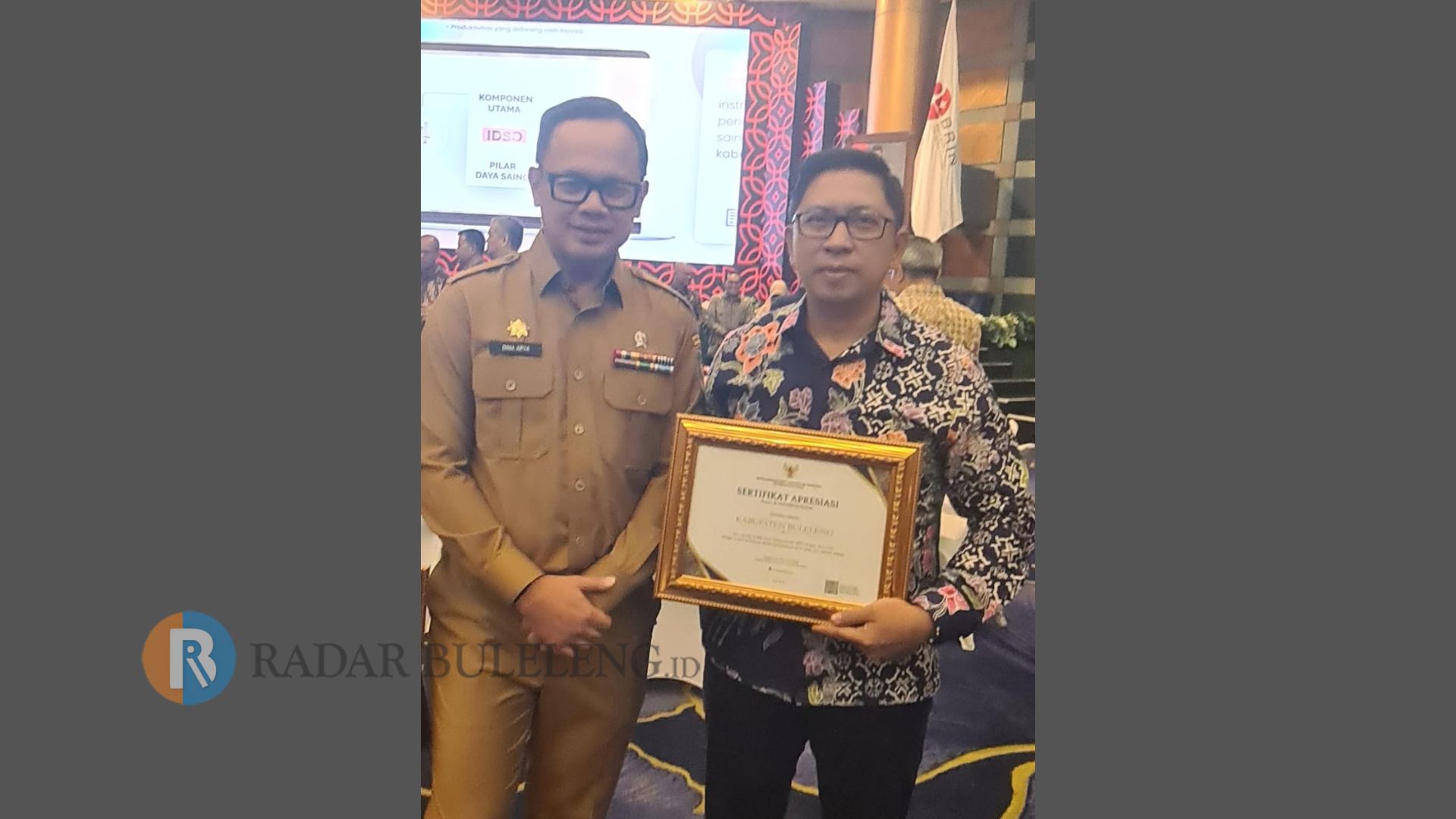 TERIMA PENGHARGAAN: Kepala Brida Buleleng, Ketut Suwarmawan (kanan) bersama Wakil Menteri Dalam Negeri (Wamendagri), Bima Arya (kiri).