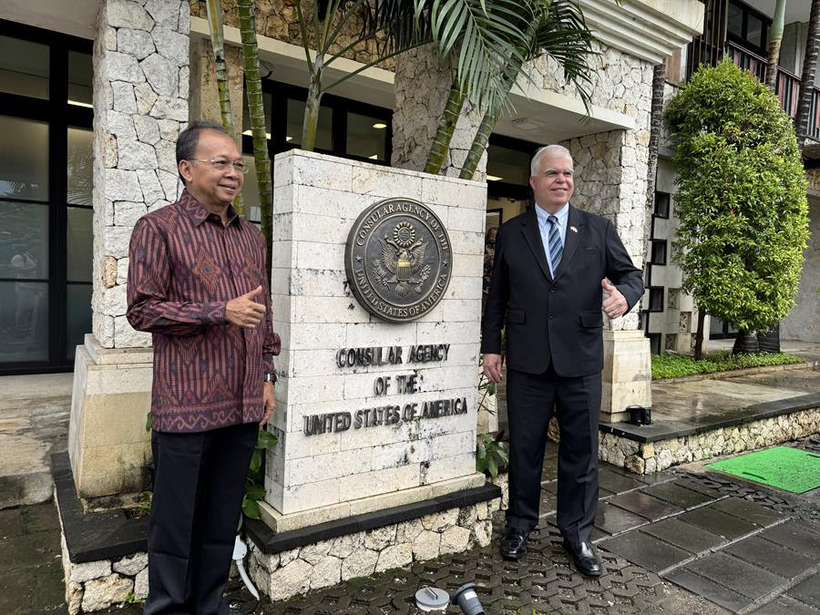 FASILITAS BARU: Kuasa Usaha ad Interim Amerika Serikat, Peter M. Haymond (kanan) bersama Gubernur Bali, Wayan Koster (kiri) meresmikan Kantor Konsuler AS di Bali.