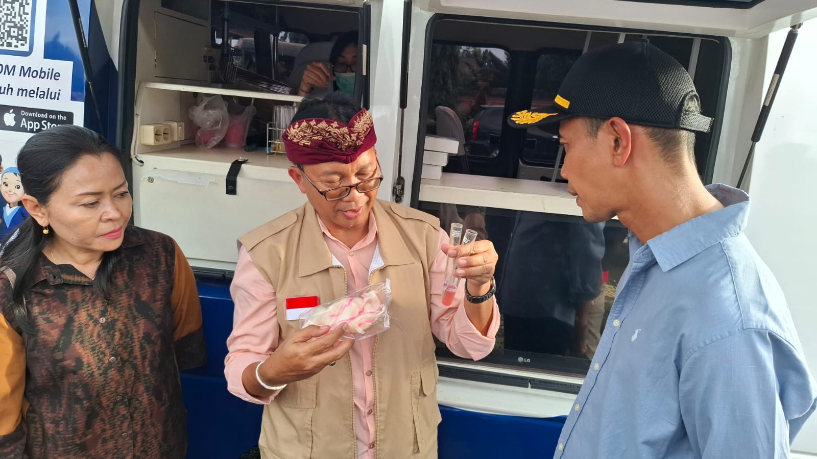 ADA BAHAN BERBAHAYA: Plt. Kepala BBPOM Denpasar, Made Ery Bahari (tengah) bersama Wakil Bupati Klungkung, Gede Surya Putra (kanan) mengecek sampel kerupuk yang diduga mengandung bahan berbahaya.
