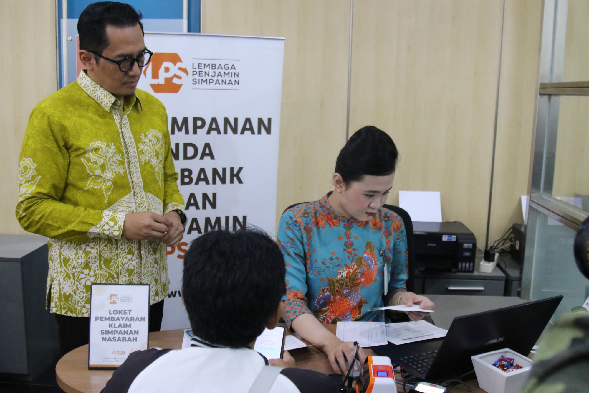 CEK PENCAIRAN: Kepala Kantor Perwakilan Wilayah LPS II Surabaya, Bambang S. Hidayat (kiri) mengecek proses pencairan dana simpanan nasabah BPR Kamadana, Bali, yang dalam proses likuidasi.