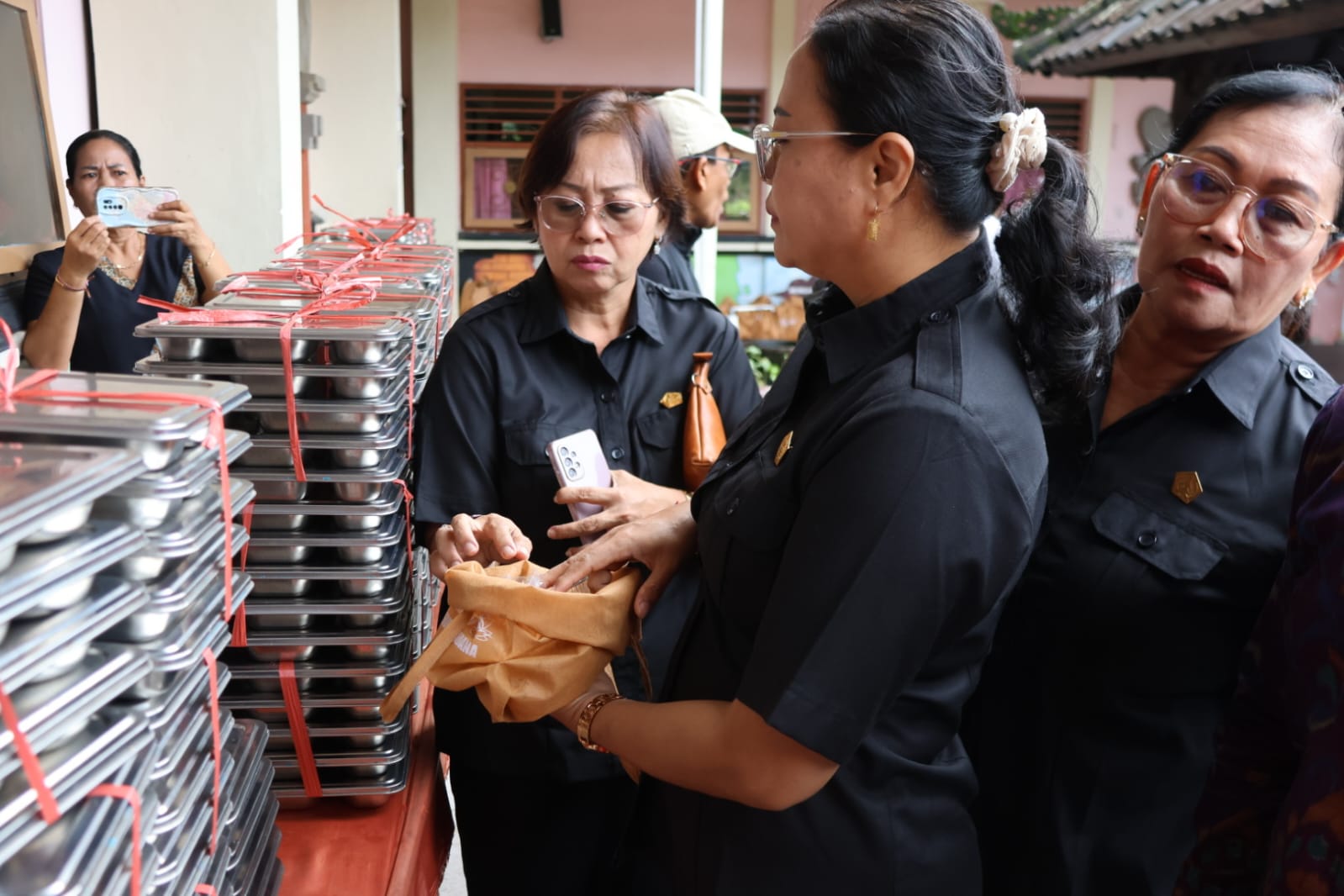 SIDAK: Anggota DPRD Tabanan, Bali, saat melakukan inspeksi mendadak (sidak) menu Makan Bergizi Gratis (MBG).