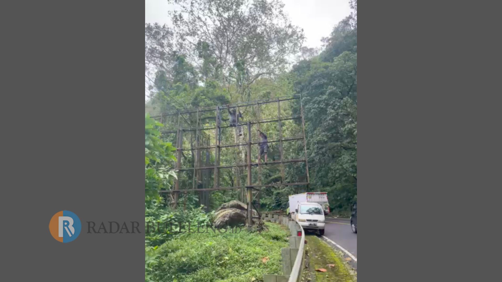 BONGKAR SENDIRI: Salah satu pengusaha billboard membongkar papan reklame yang diduga tidak memenuhi ketentuan.