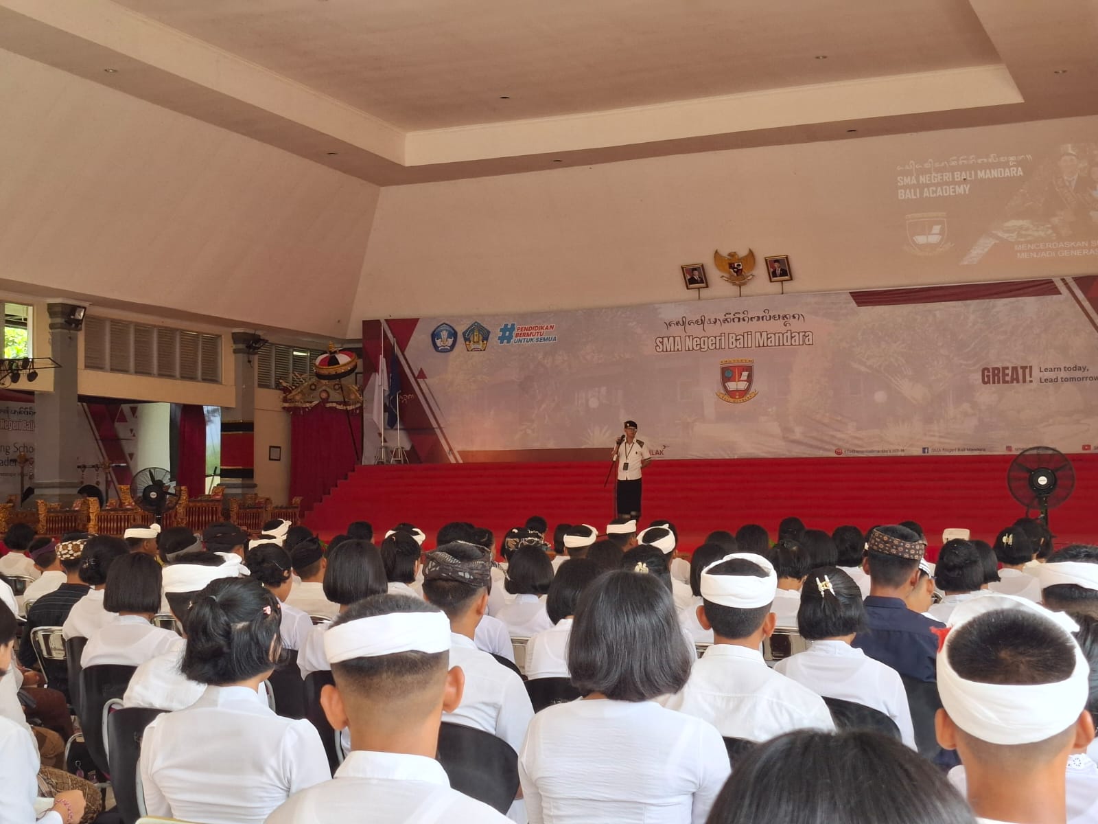 Suasana di SMAN Bali Mandara dalam sebuah kegiatan.