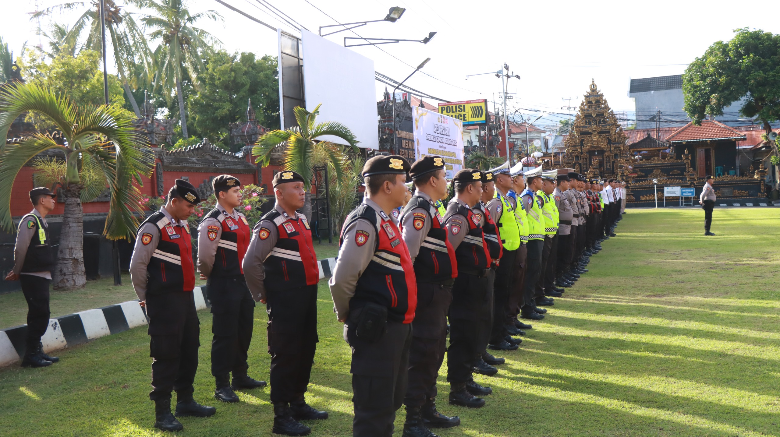 OPS CIPKON AGUNG: Apel siaga personel Polres Buleleng jelang Operasi Cipta Kondisi jelang hari raya Nyepi dan Idul Fitri.